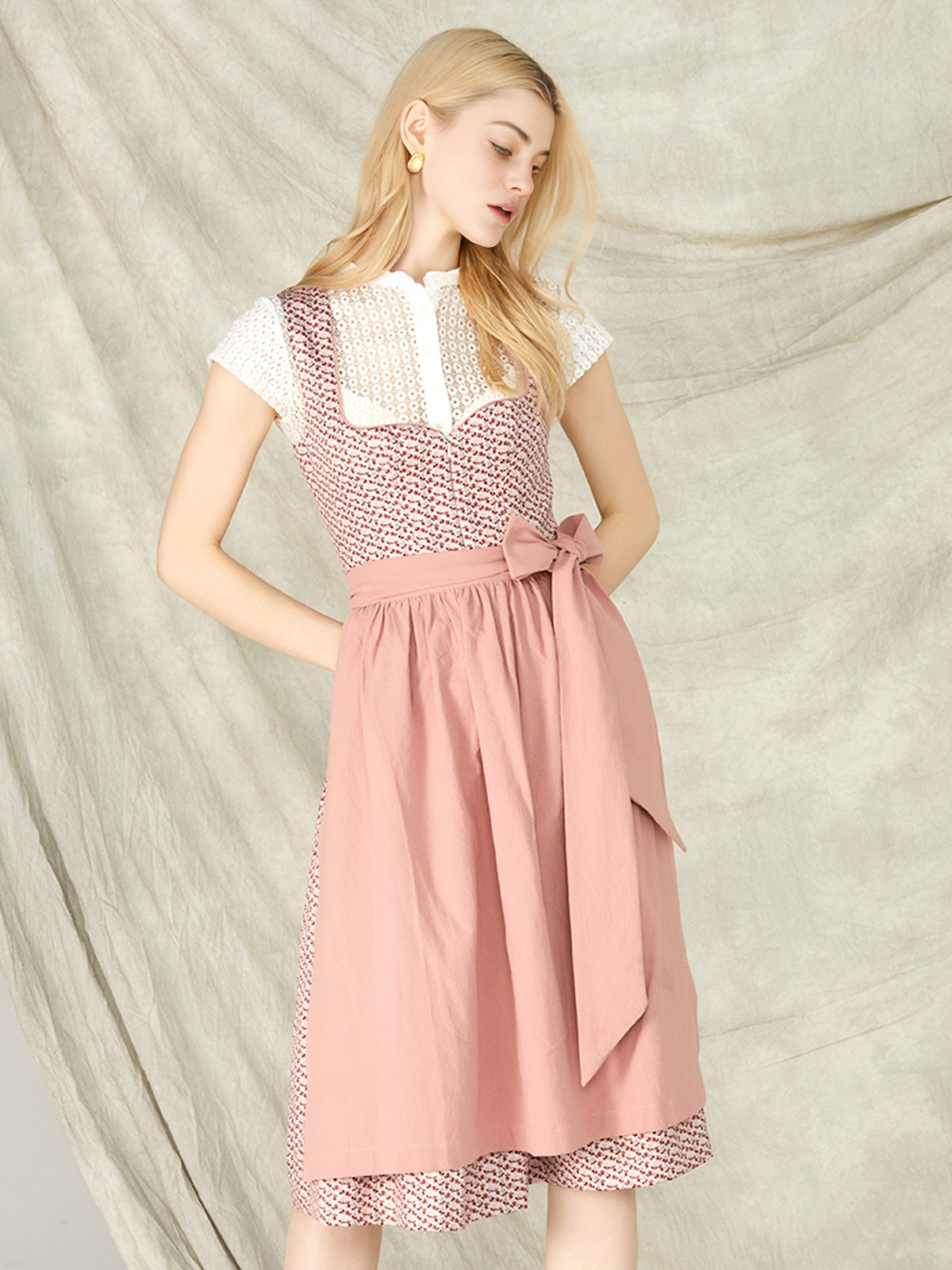 Modernes Dirndl in Rosa mit schmeichelnder Silhouette
