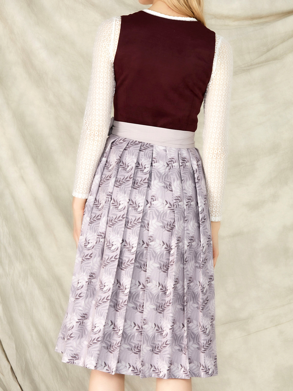 Dirndl in lila – Eleganz und Tradition vereint
