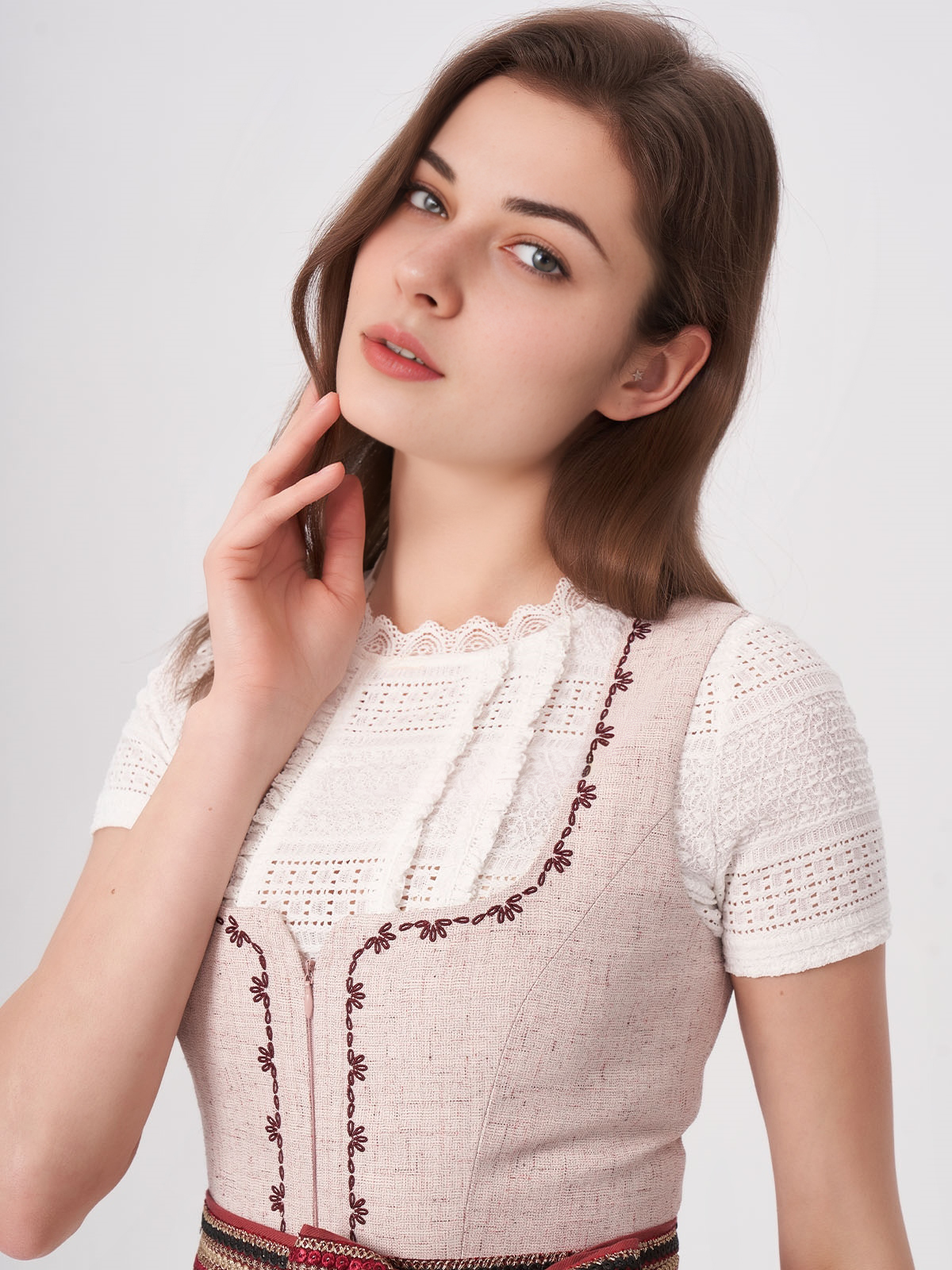 Modernes Dirndl mit Herzausschnitt in Rosa