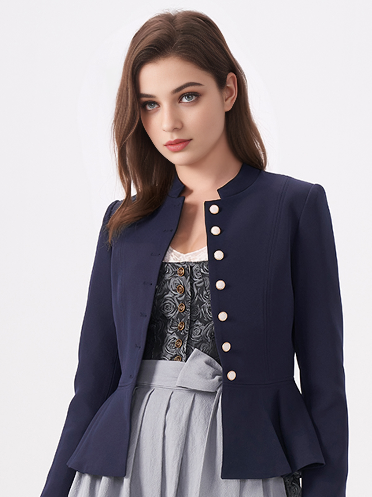 Hochgeschlossene schwarze Dirndlbluse mit marineblauem Dirndl