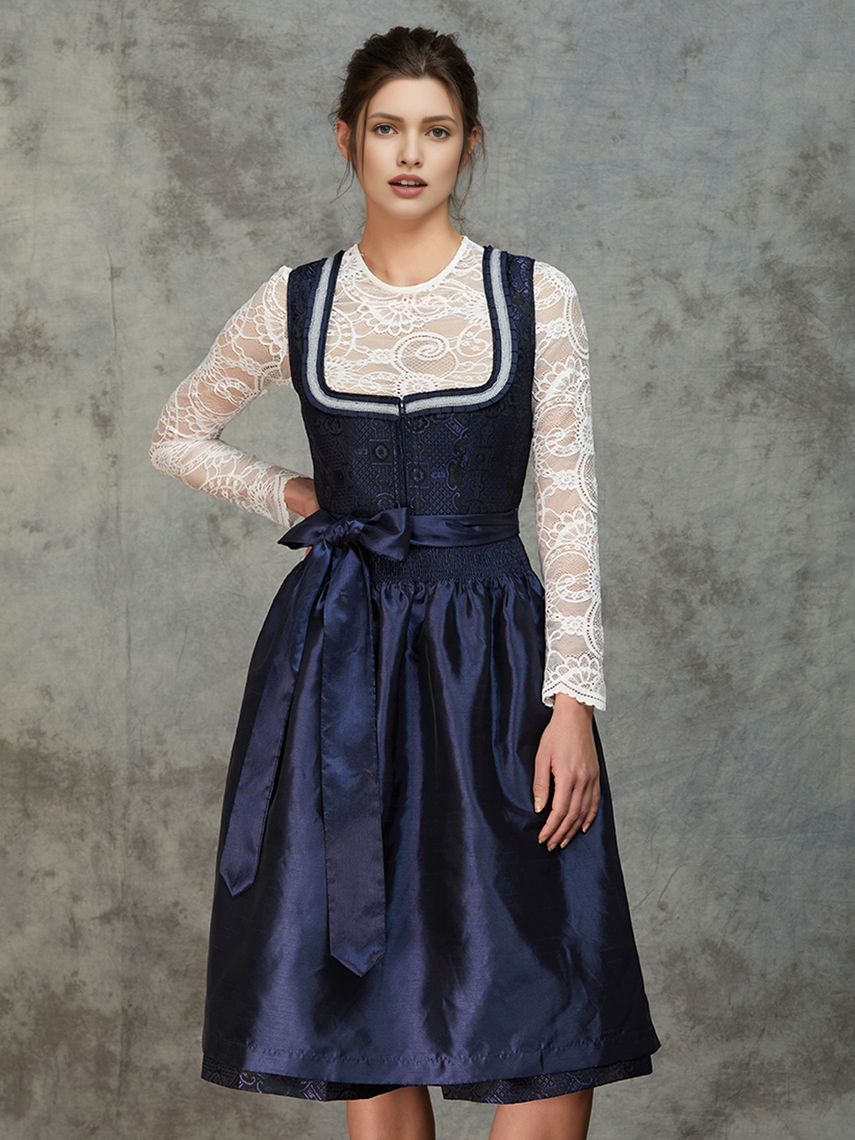 Ehreer Dirndl in Blau