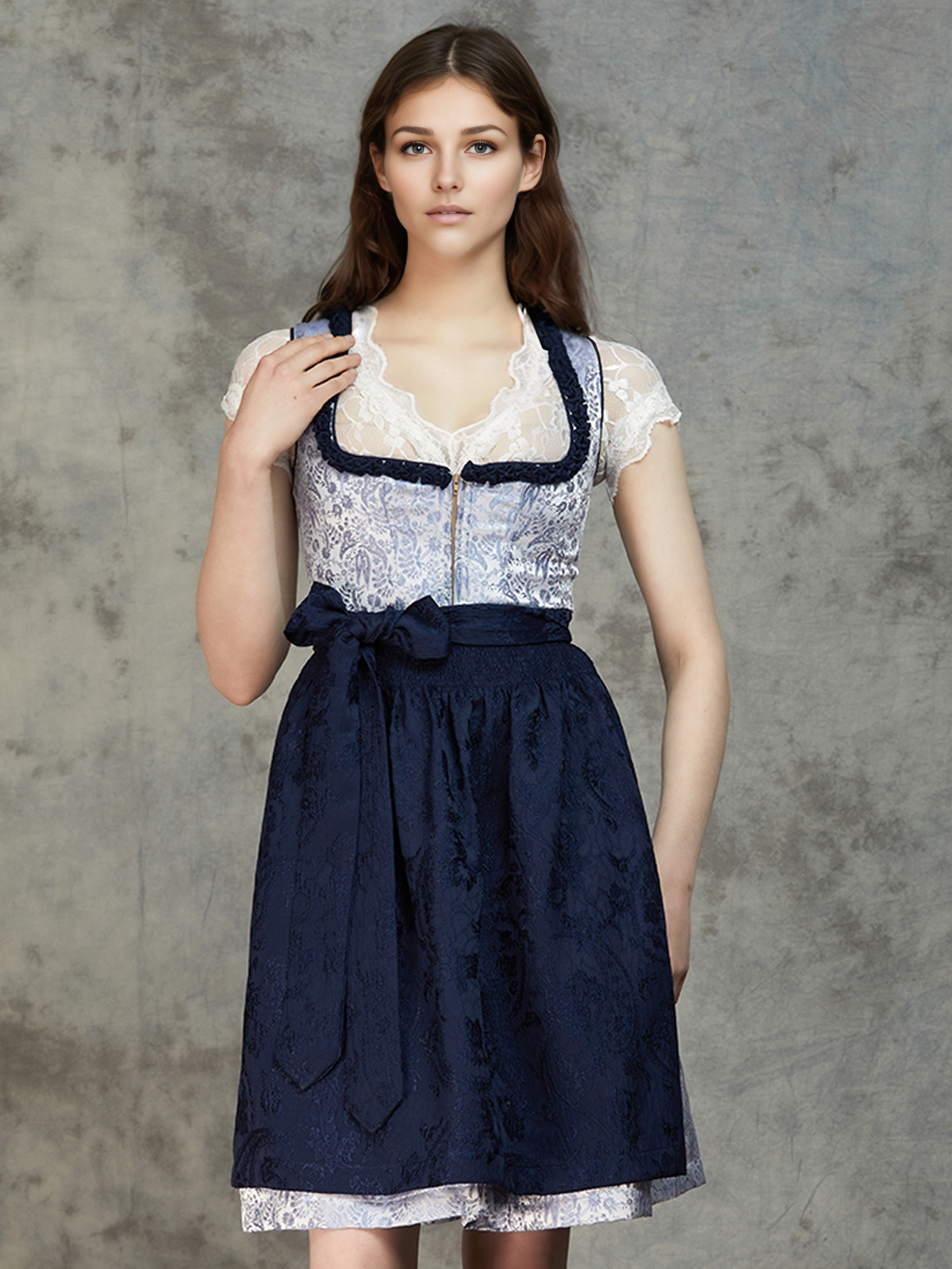 Modernes Flieder Dirndl mit figurbetonter Silhouette