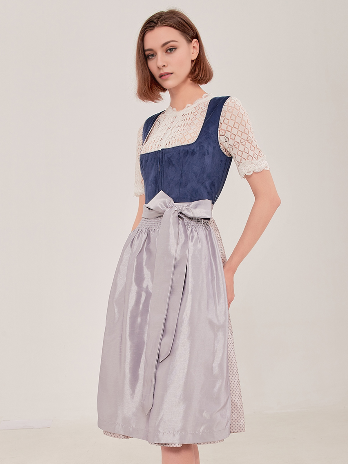 Modernes Dirndl in Olivgrün
