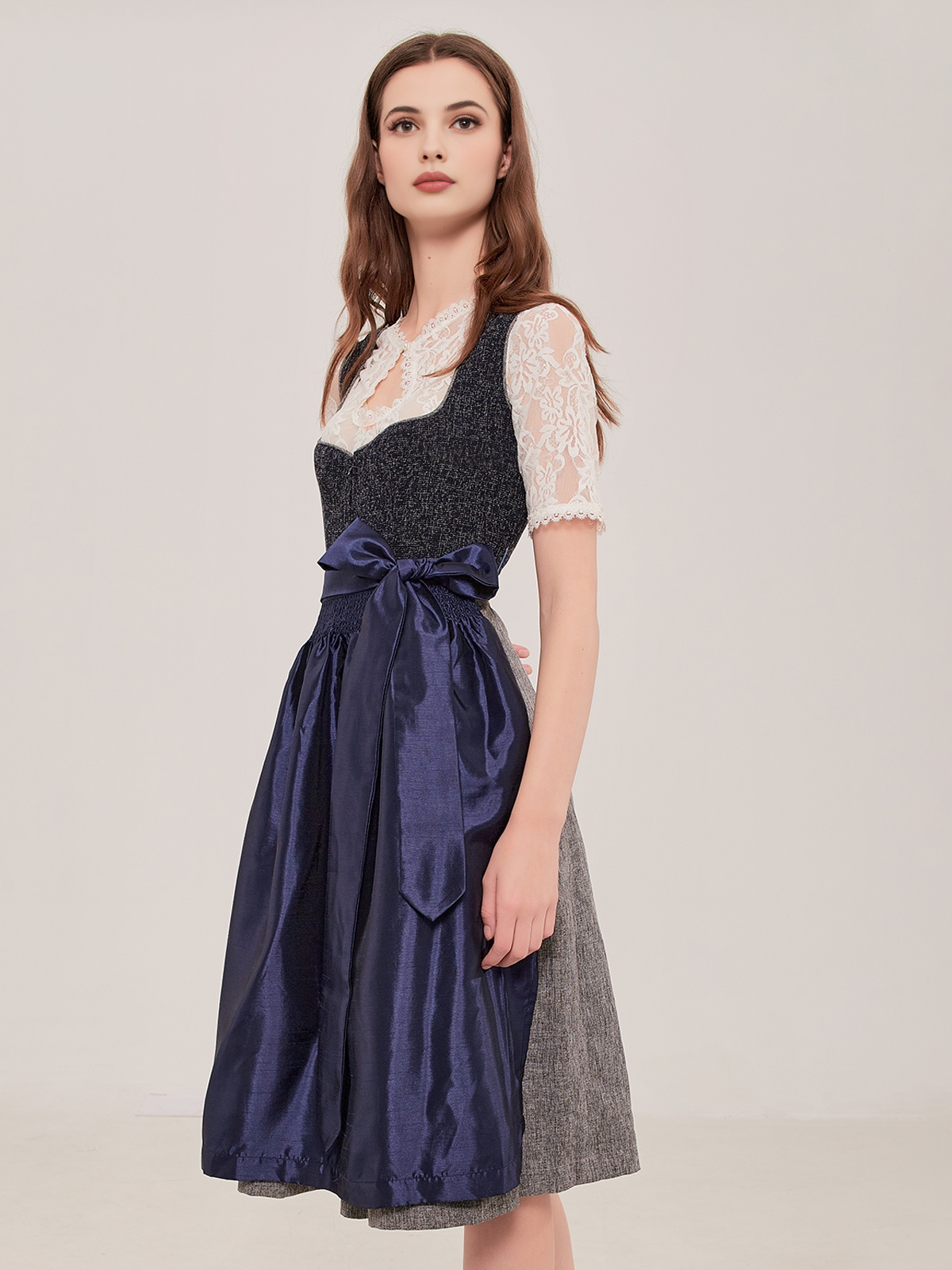 Weinrot Dirndl mit blauen Details
