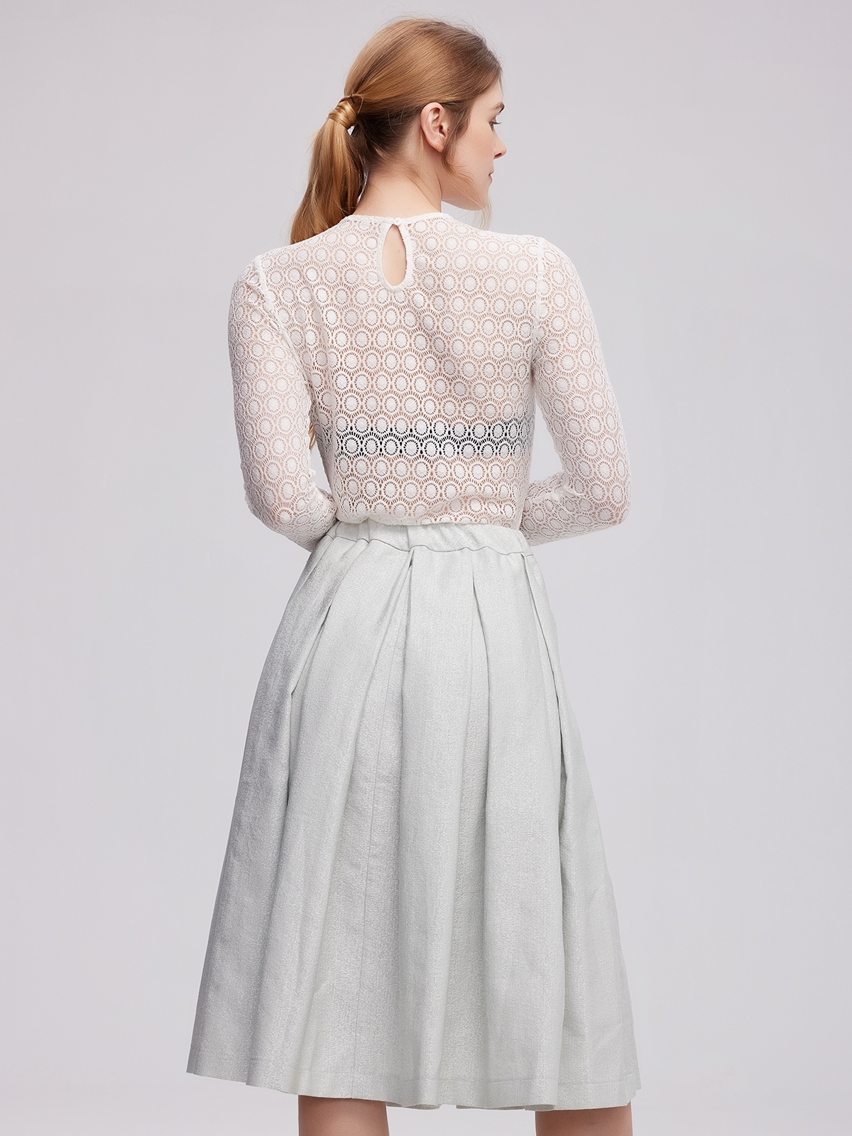 Dunkelgrüne Dirndlbluse mit floralen Details