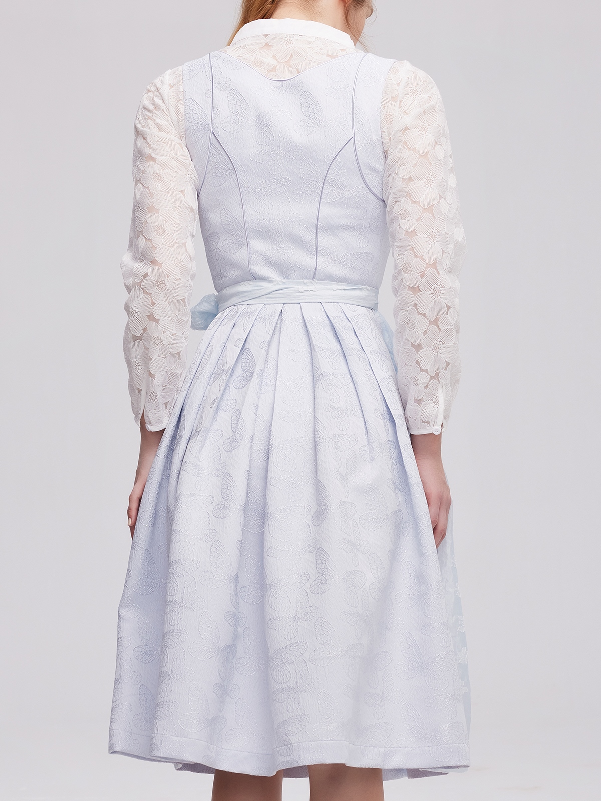 Modernes blaues Dirndl mit schlanker Silhouette