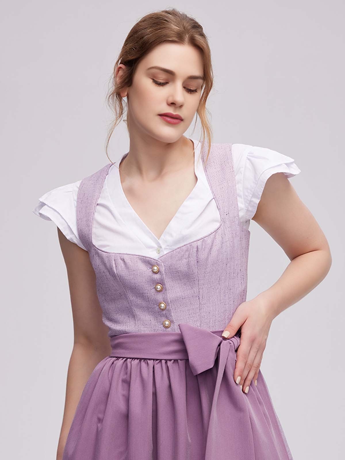Modernes beiges Dirndl mit schmeichelndem Schnitt
