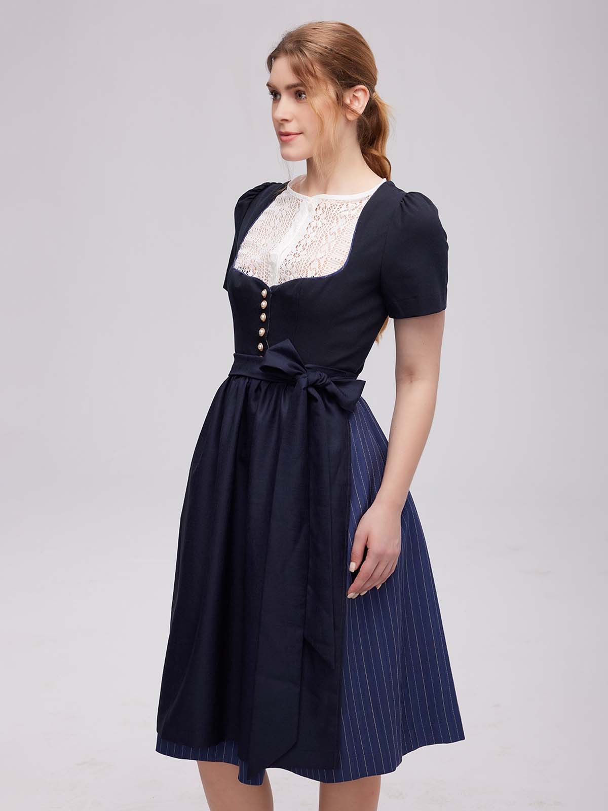 Modernes Dirndl in Blau
