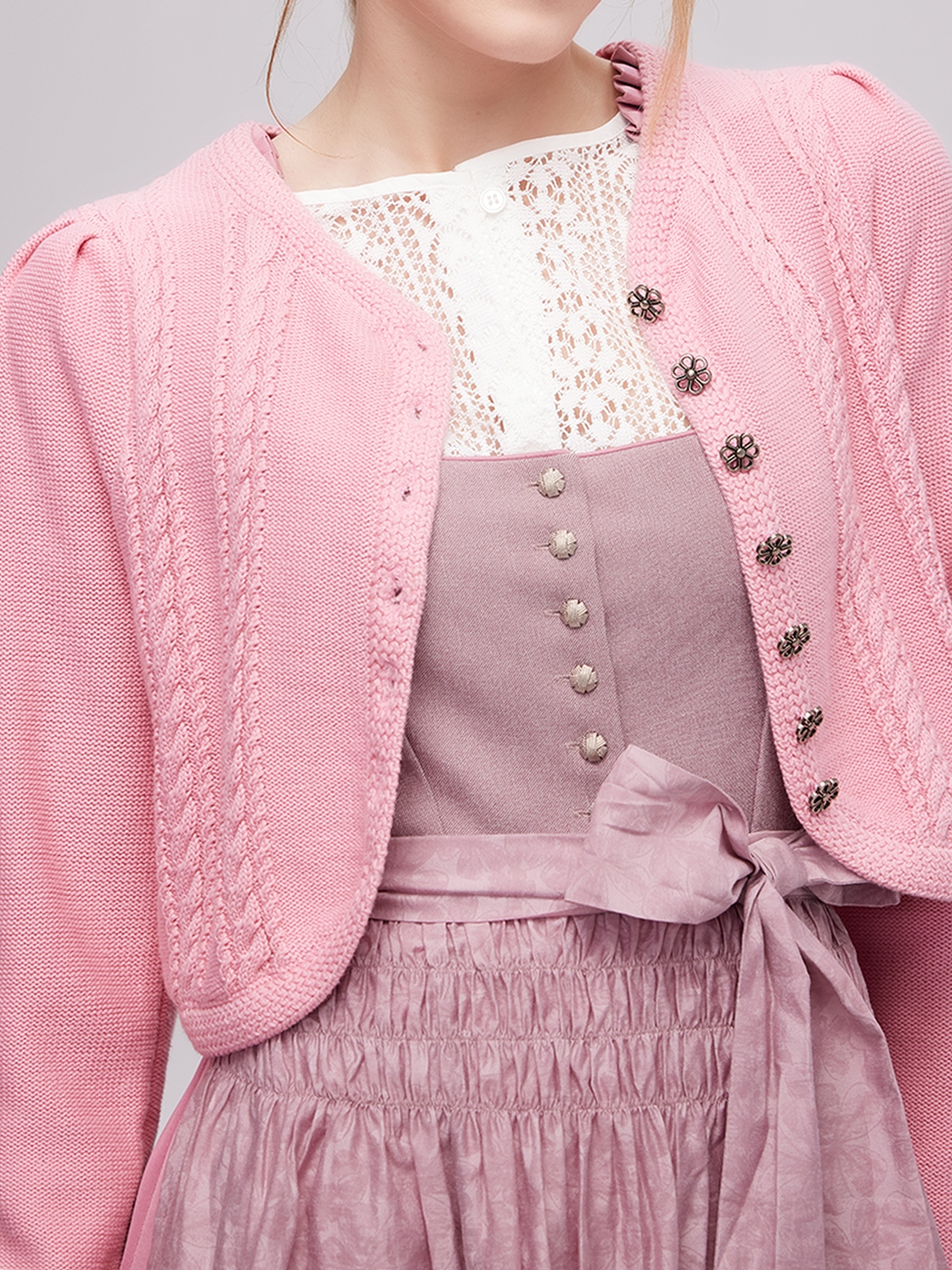 Modernes Dirndl in Rosa mit schlankem Schnitt