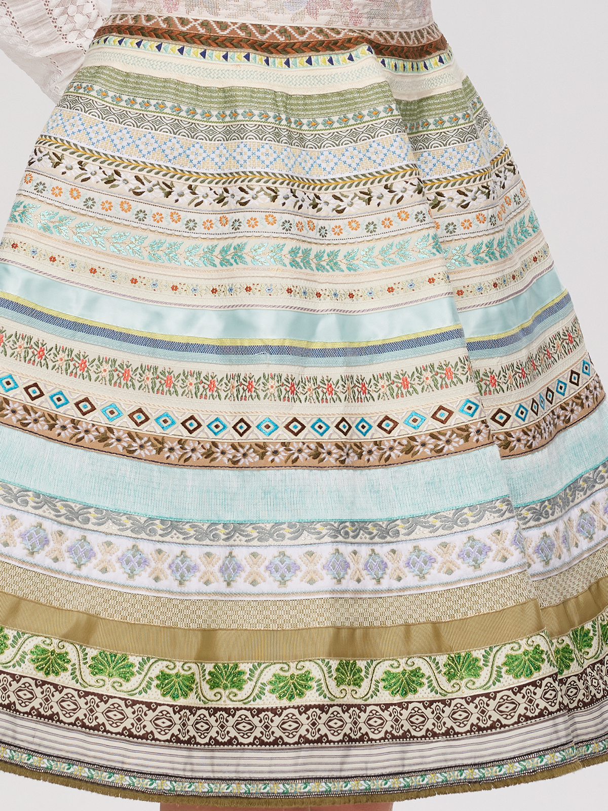 Modernes Dirndl in Grün mit schmaler Taille und leichter Bluse