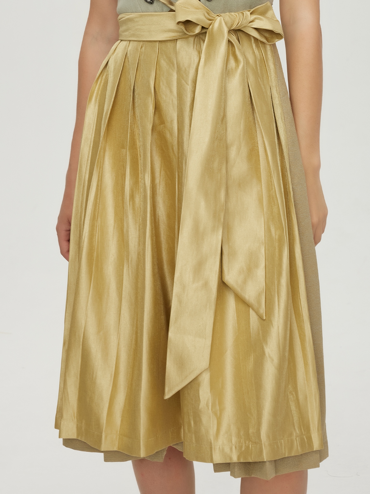 Ein elegantes grünes Dirndl mit feinen Details