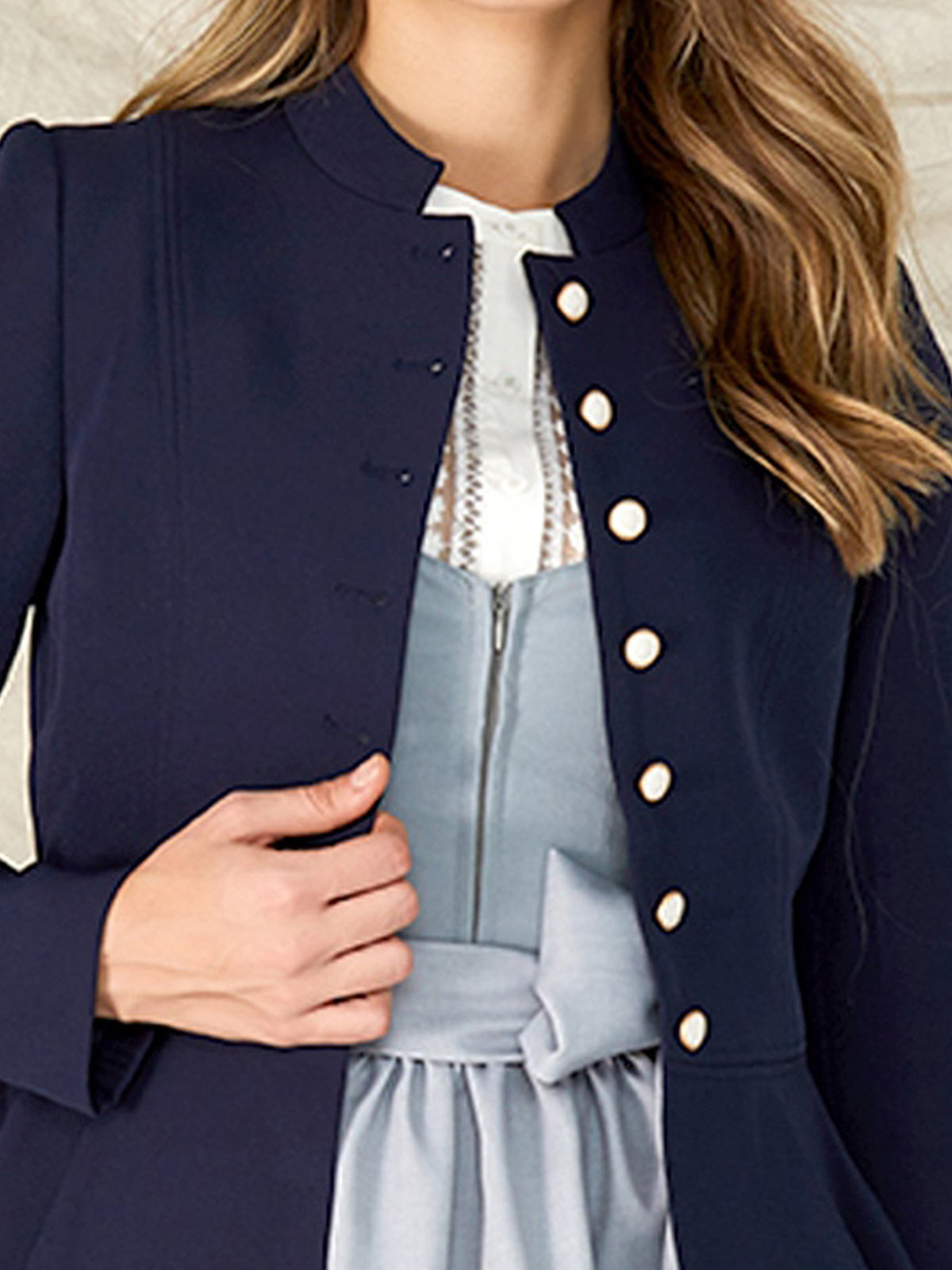 Modernes Dirndl in marineblau