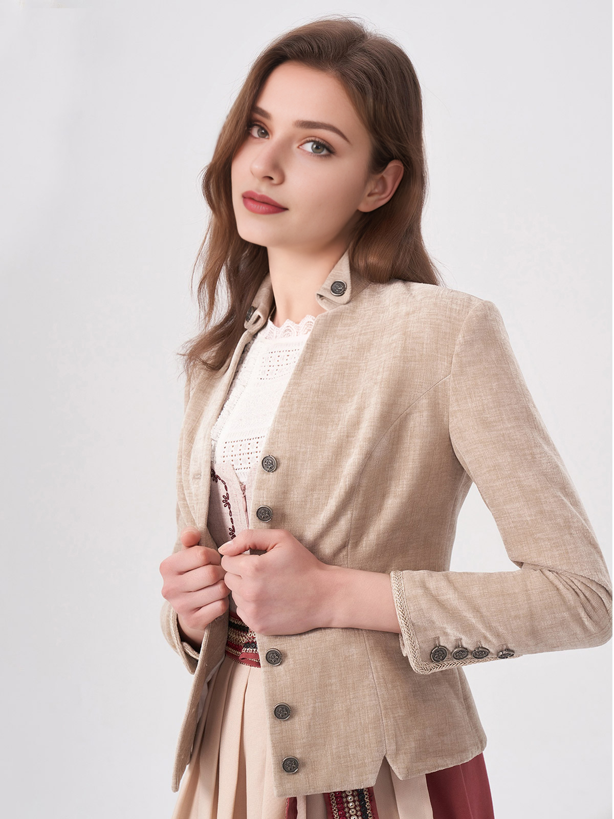 Modernes Dirndl in Beige – perfekt für den urbanen Stil