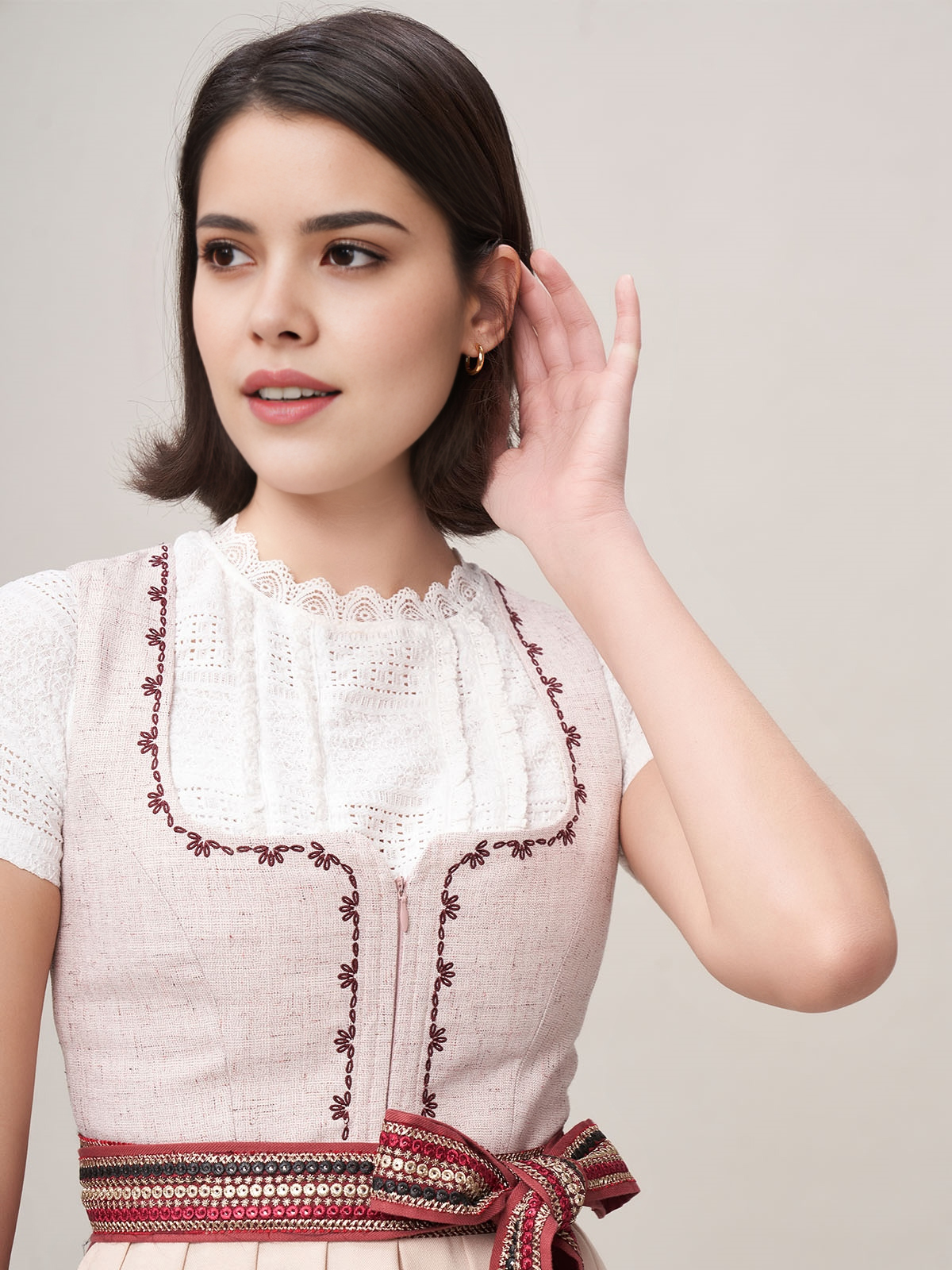Modernes Dirndl mit Samt in Rosa
