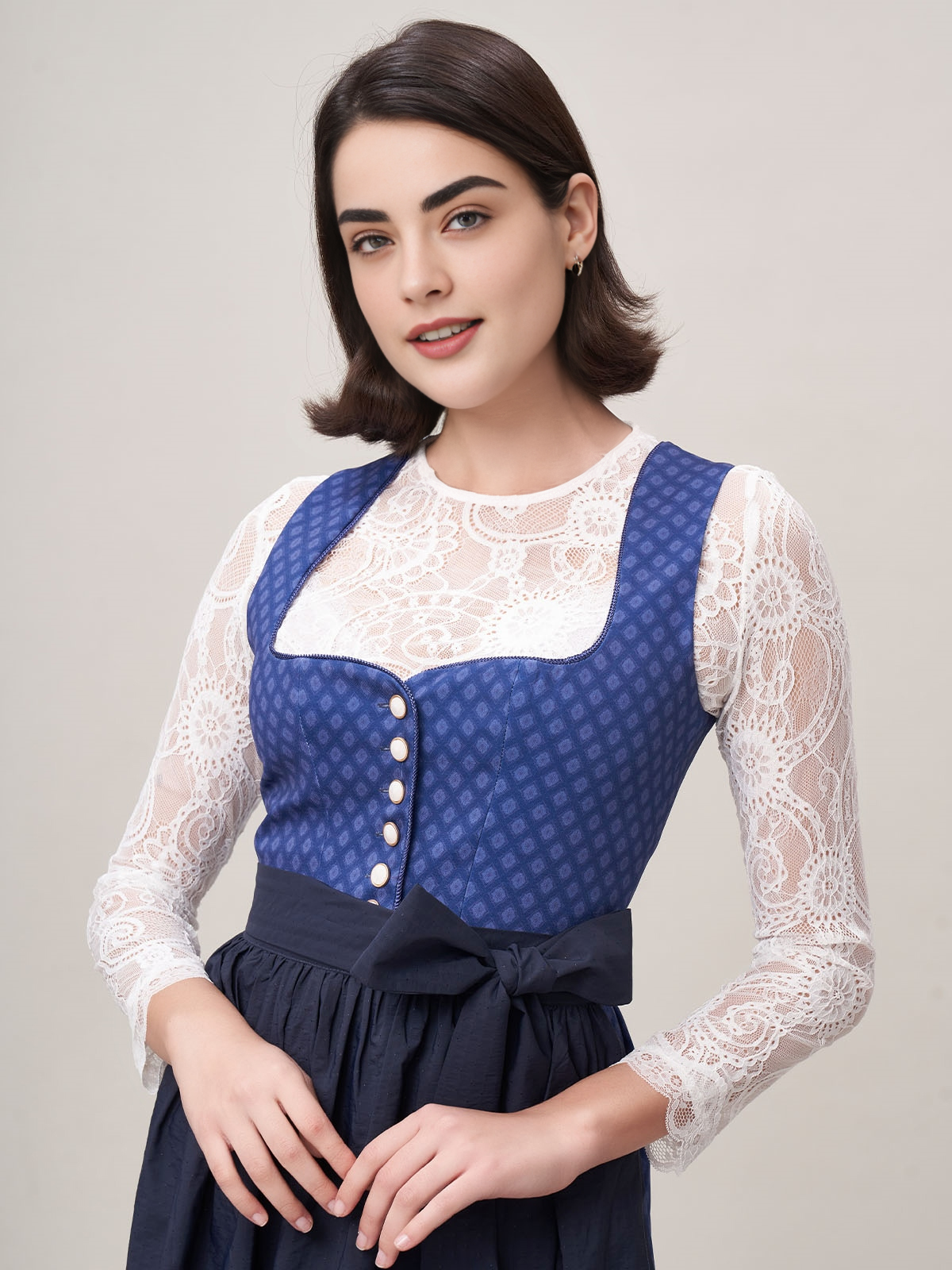 Dirndl Bluse in Blau mit traditioneller Stickerei