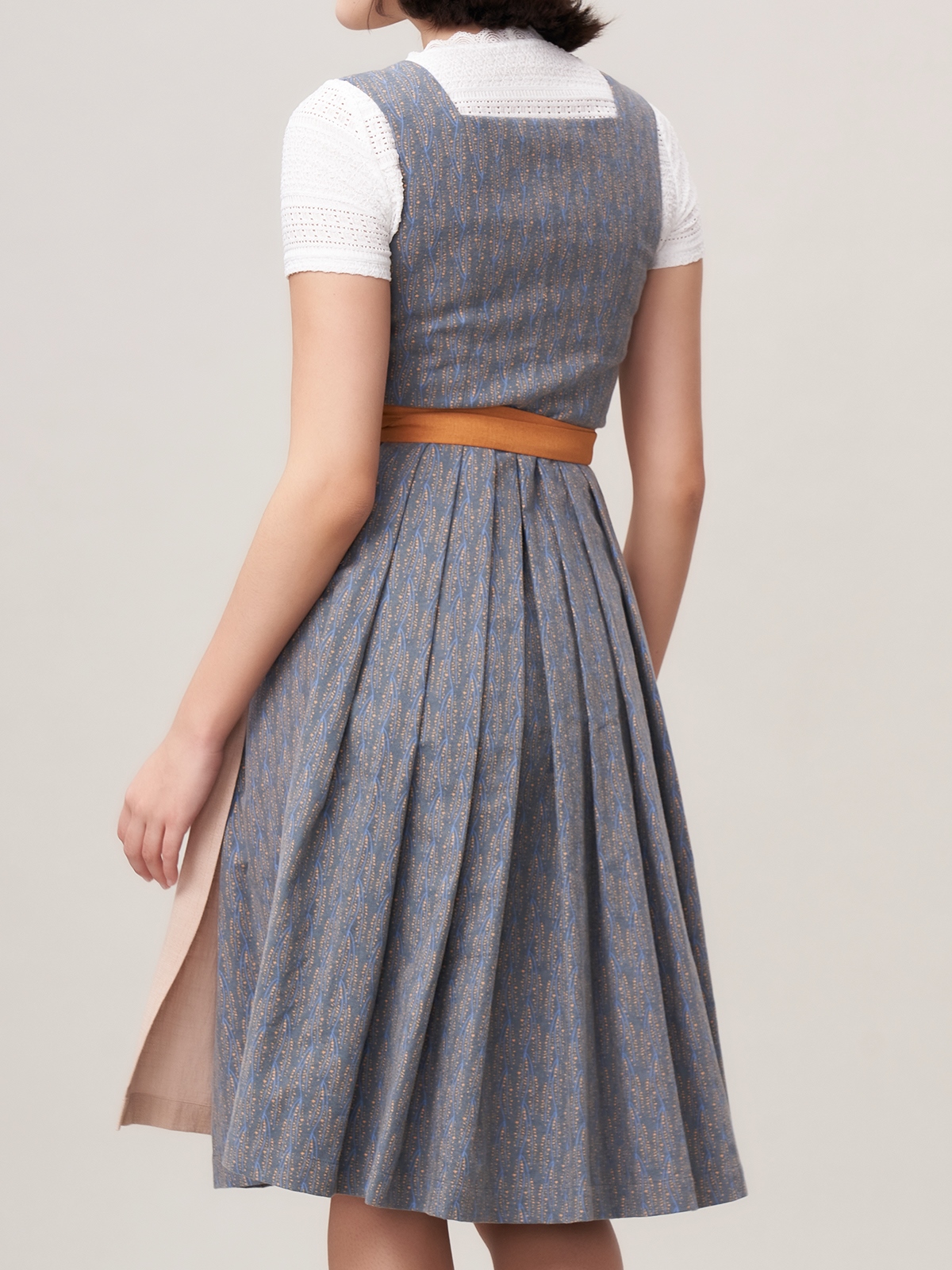 Dirndlbluse in Blau mit V-Ausschnitt