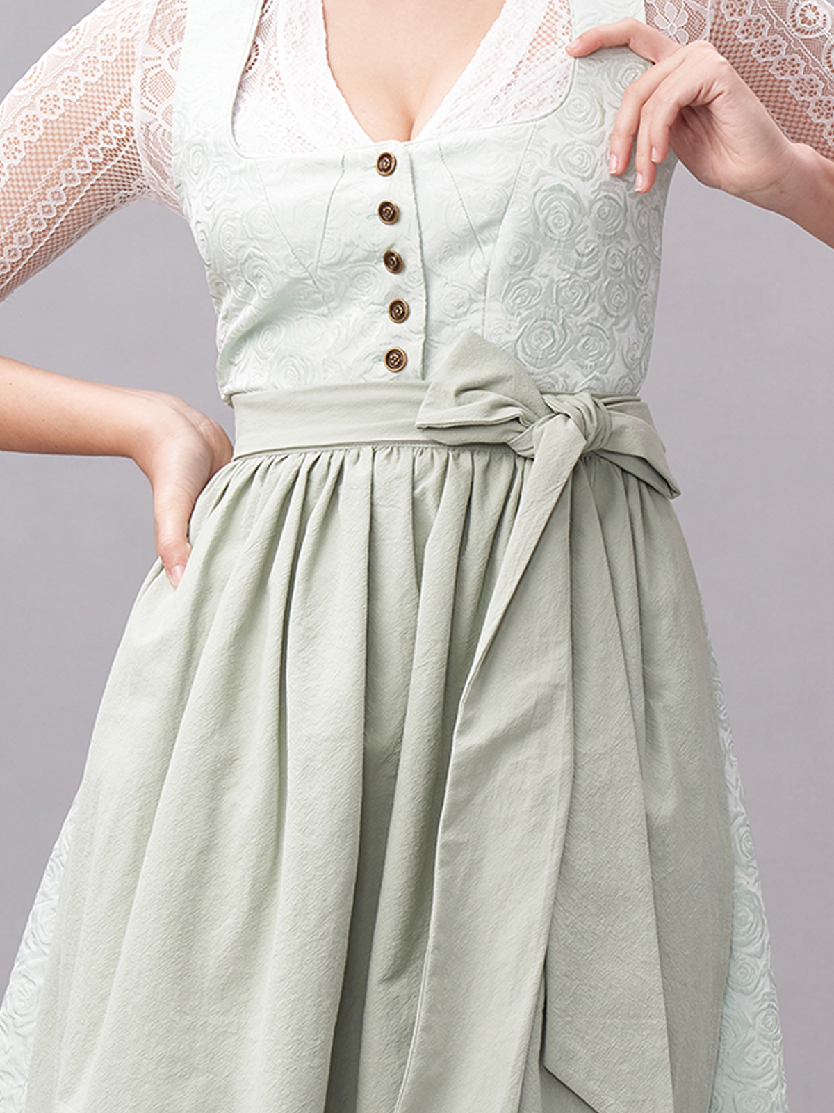Modernes Dirndl in Grün mit floralen Details
