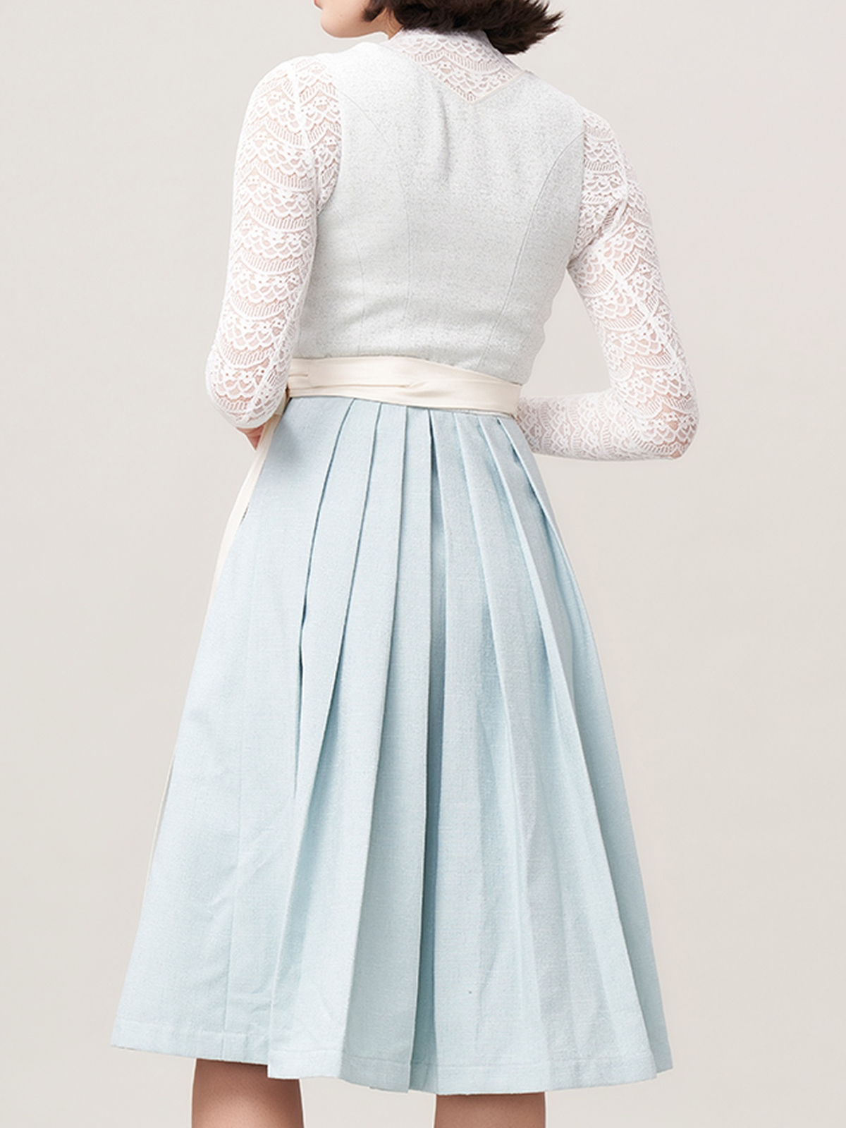 Traditionelles blaues Dirndl mit Spitzenbluse
