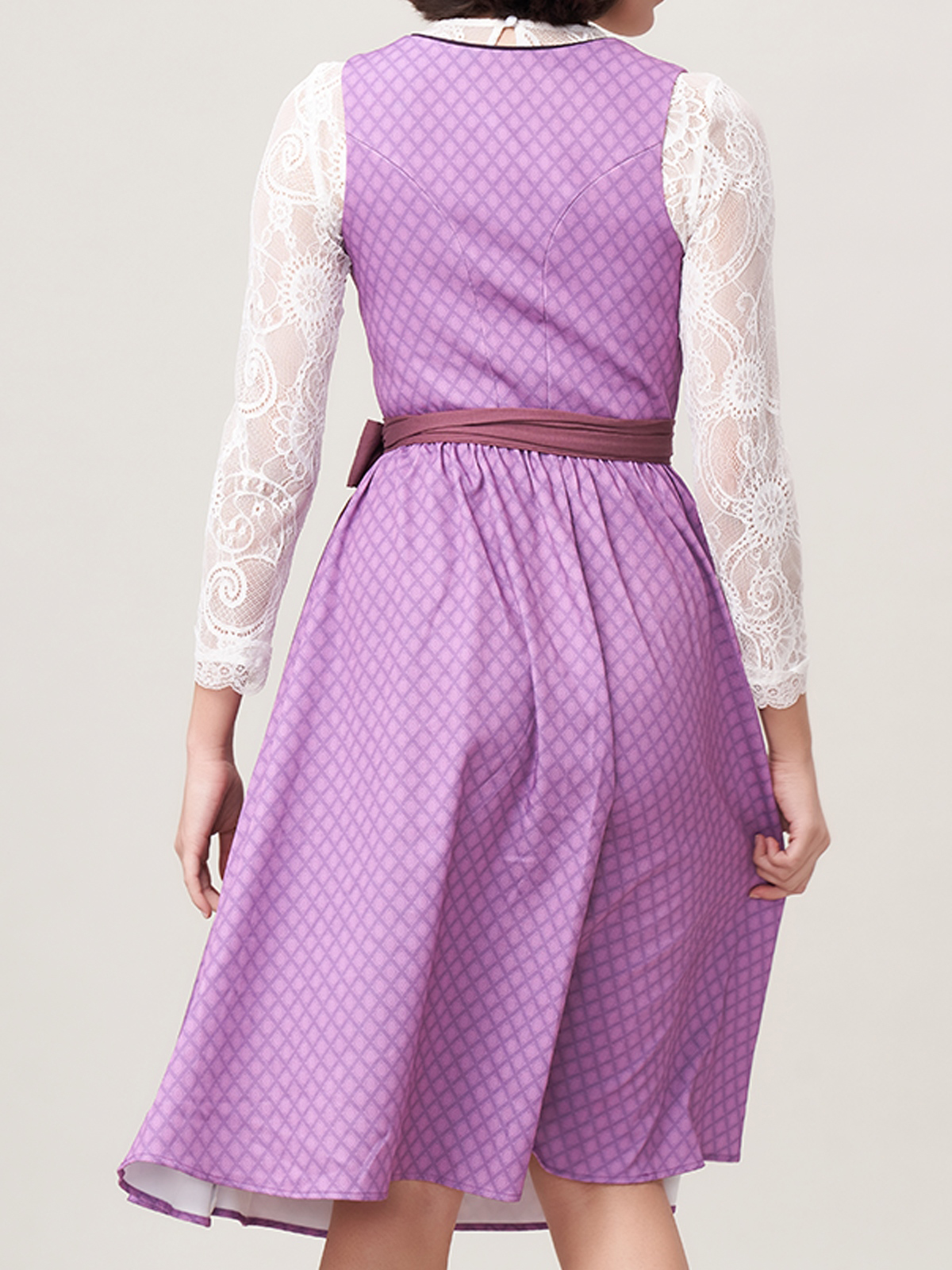 Dirndl in Lila mit Langarmbluse