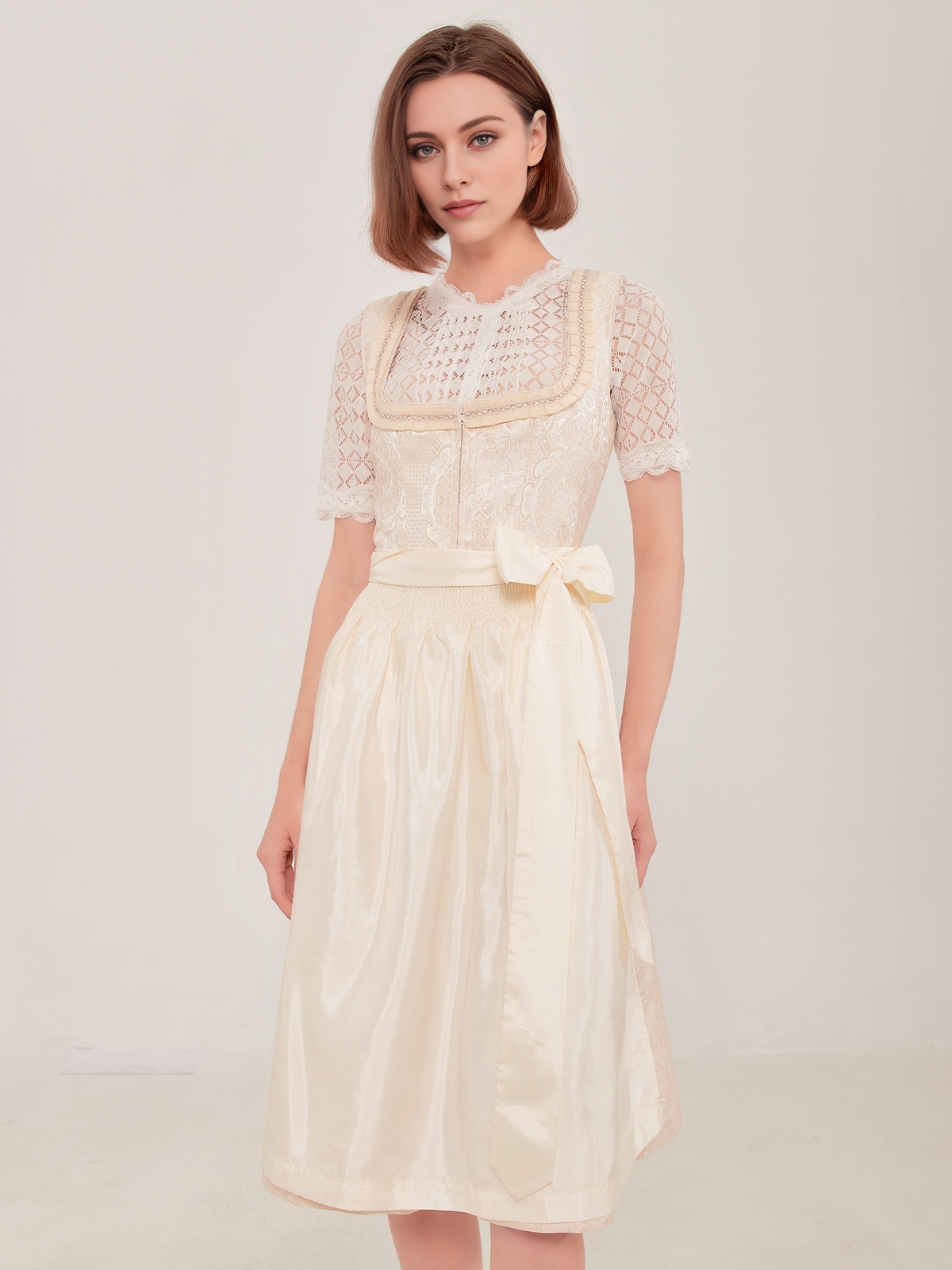 Modernes Dirndl mit Reißverschluss vorne