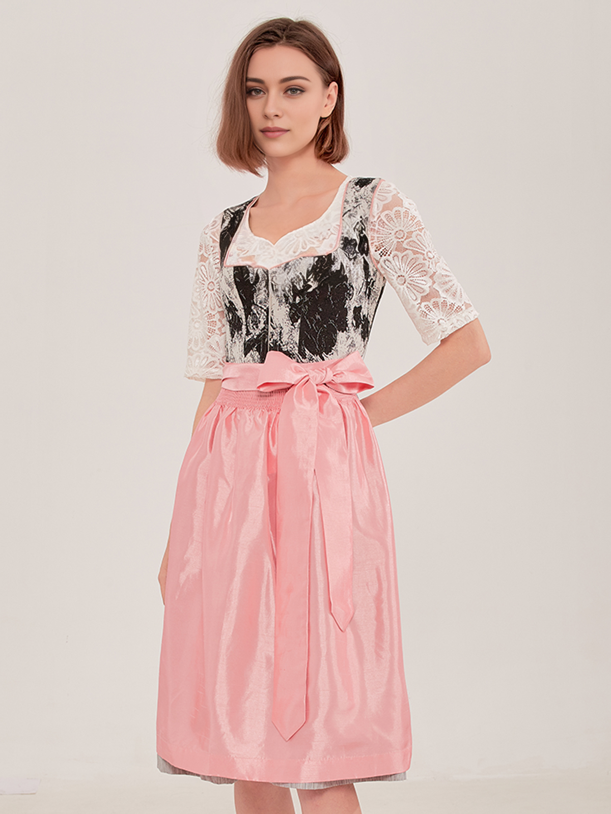 Dirndl Langarm in Schwarz – zeitlose Eleganz