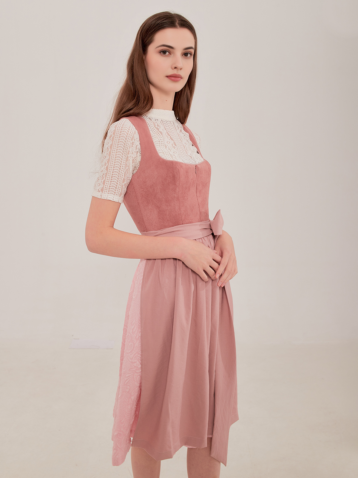 Ein modernes Dirndl in Rosa – perfekt für festliche Anlässe