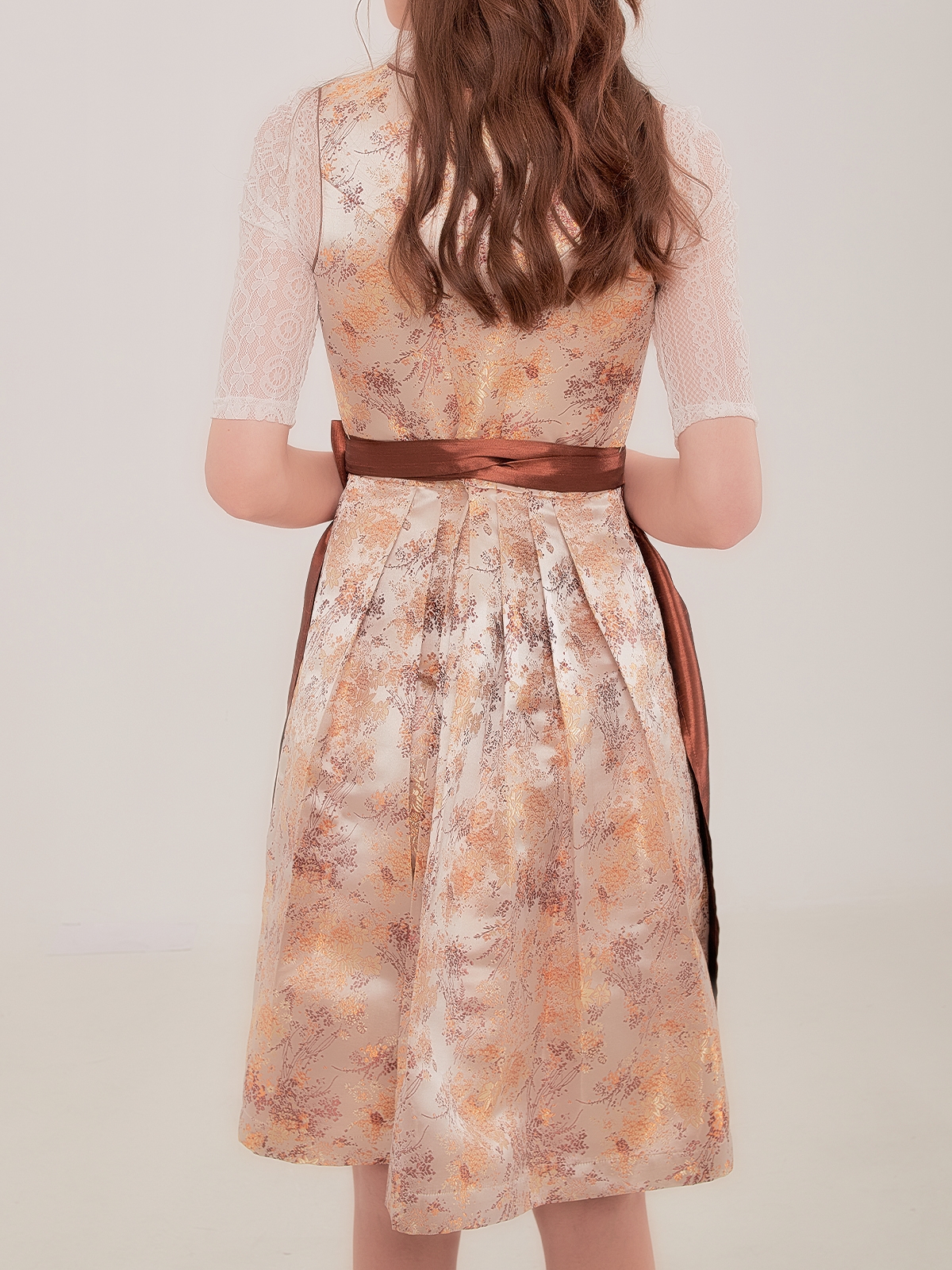 Schwarzes Dirndl mit floralen Akzenten