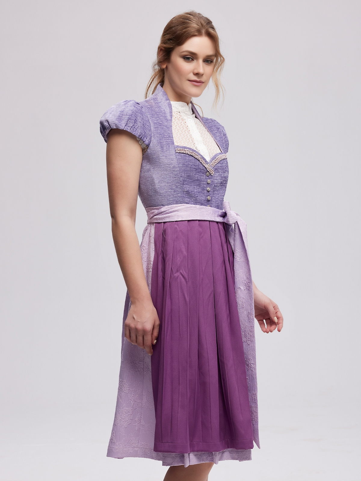 Blaues Samt Dirndl mit Spitzenverzierungen