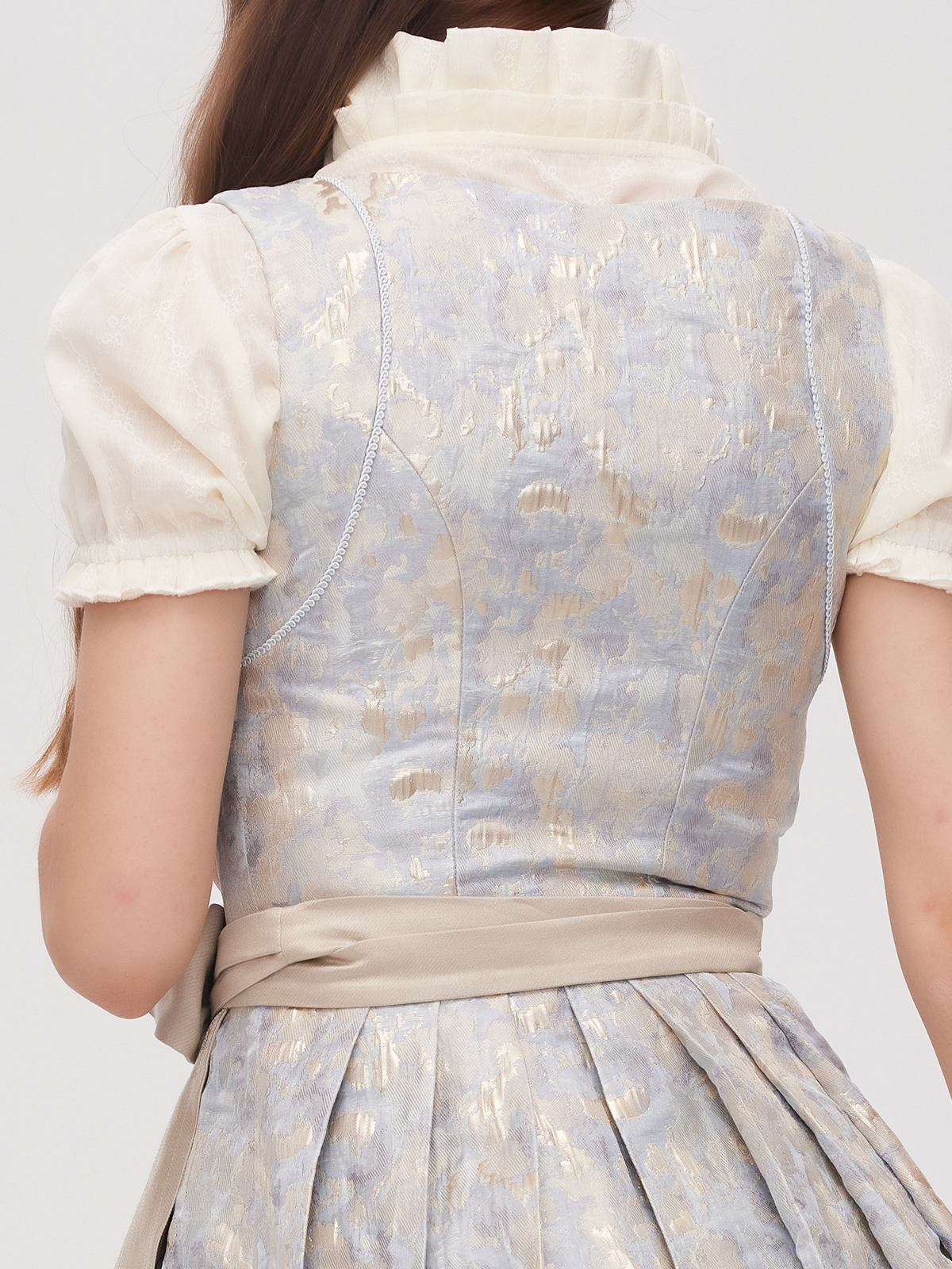 Modernes grünes Dirndl mit figurbetonter Silhouette