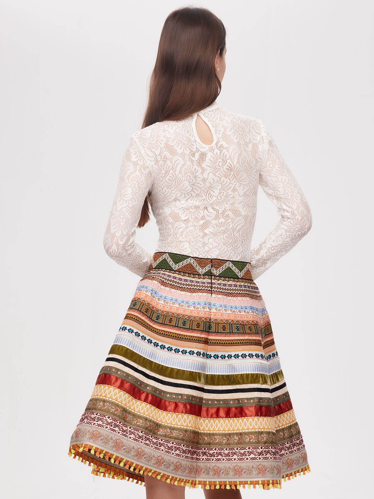 Ein elegantes Dirndl lang in Braun mit feinen Stickereien