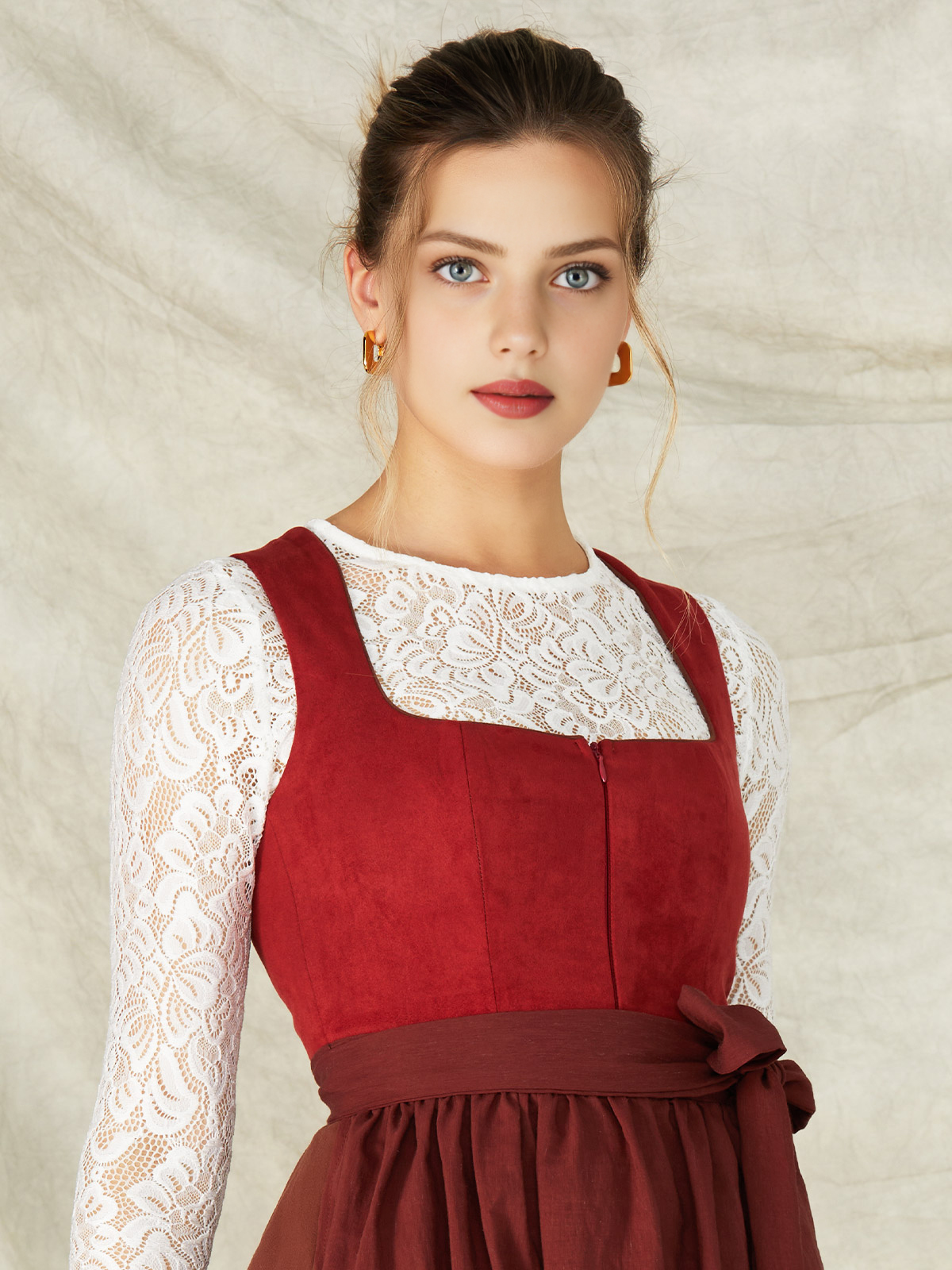 Dirndl Bluse grün in Kombination mit rotem Dirndl