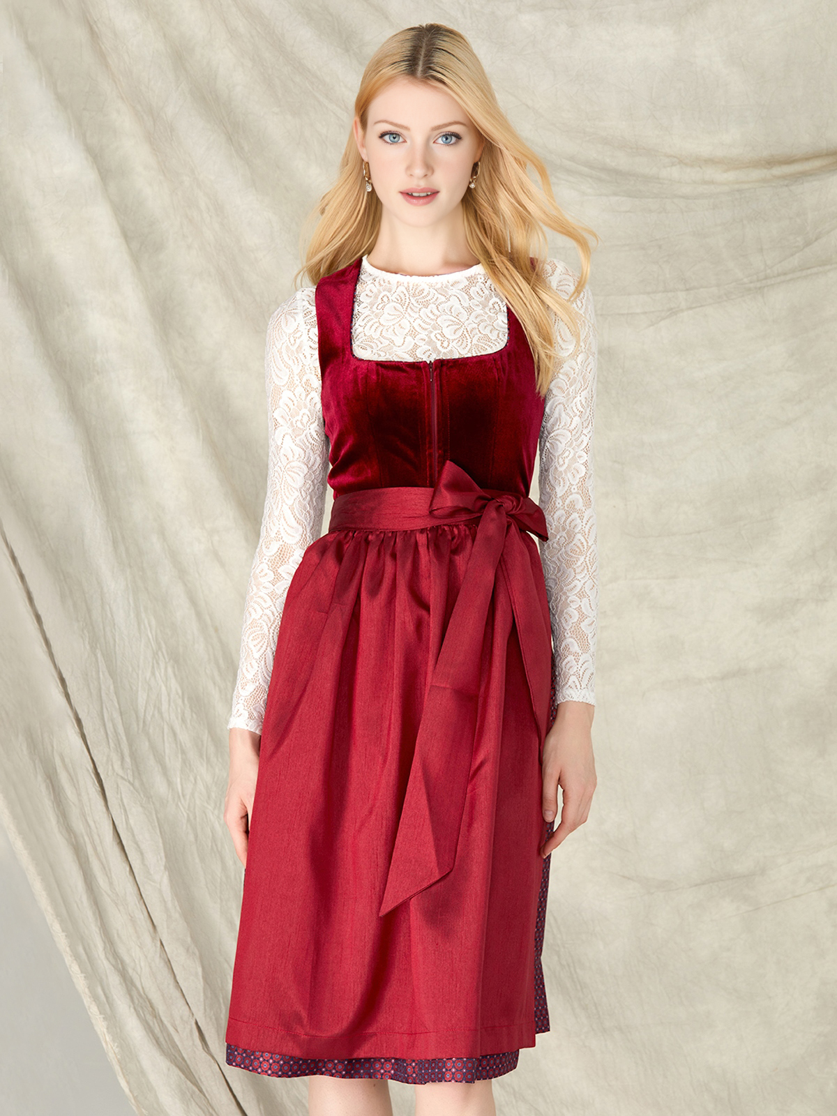 Elegante schwarze Dirndlbluse mit traditionellen Details