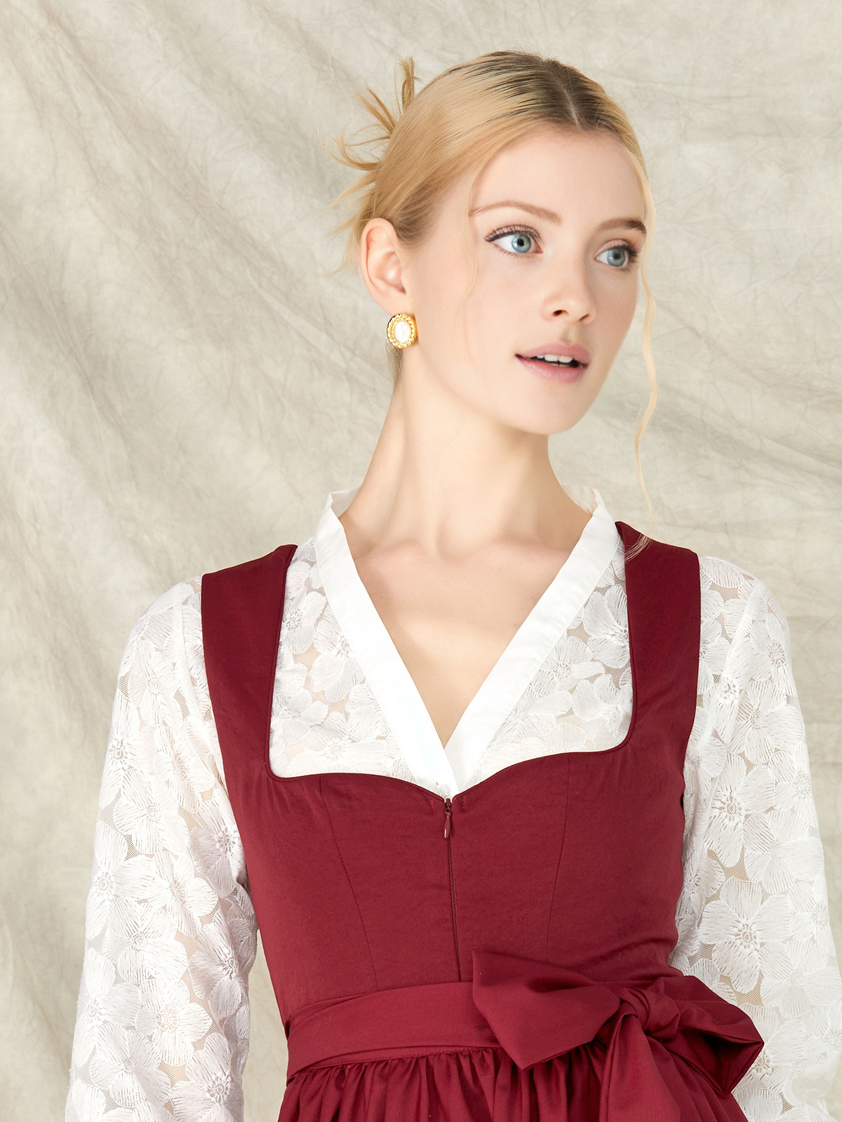 Dirndl Langarm in Rot – zeitloser Stil mit modernem Touch