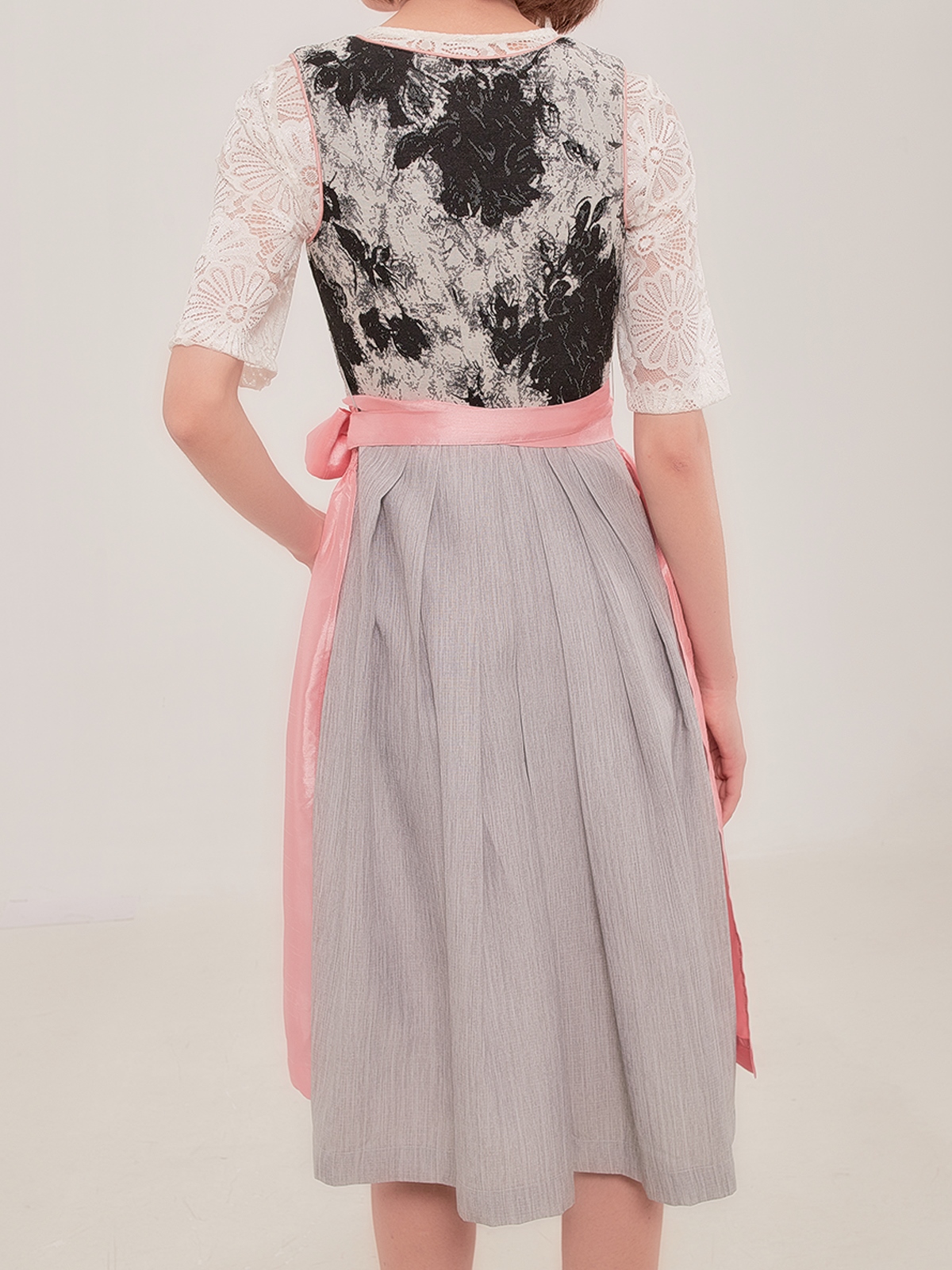 Gelbes Samt-Dirndl mit schwarzer Schürze