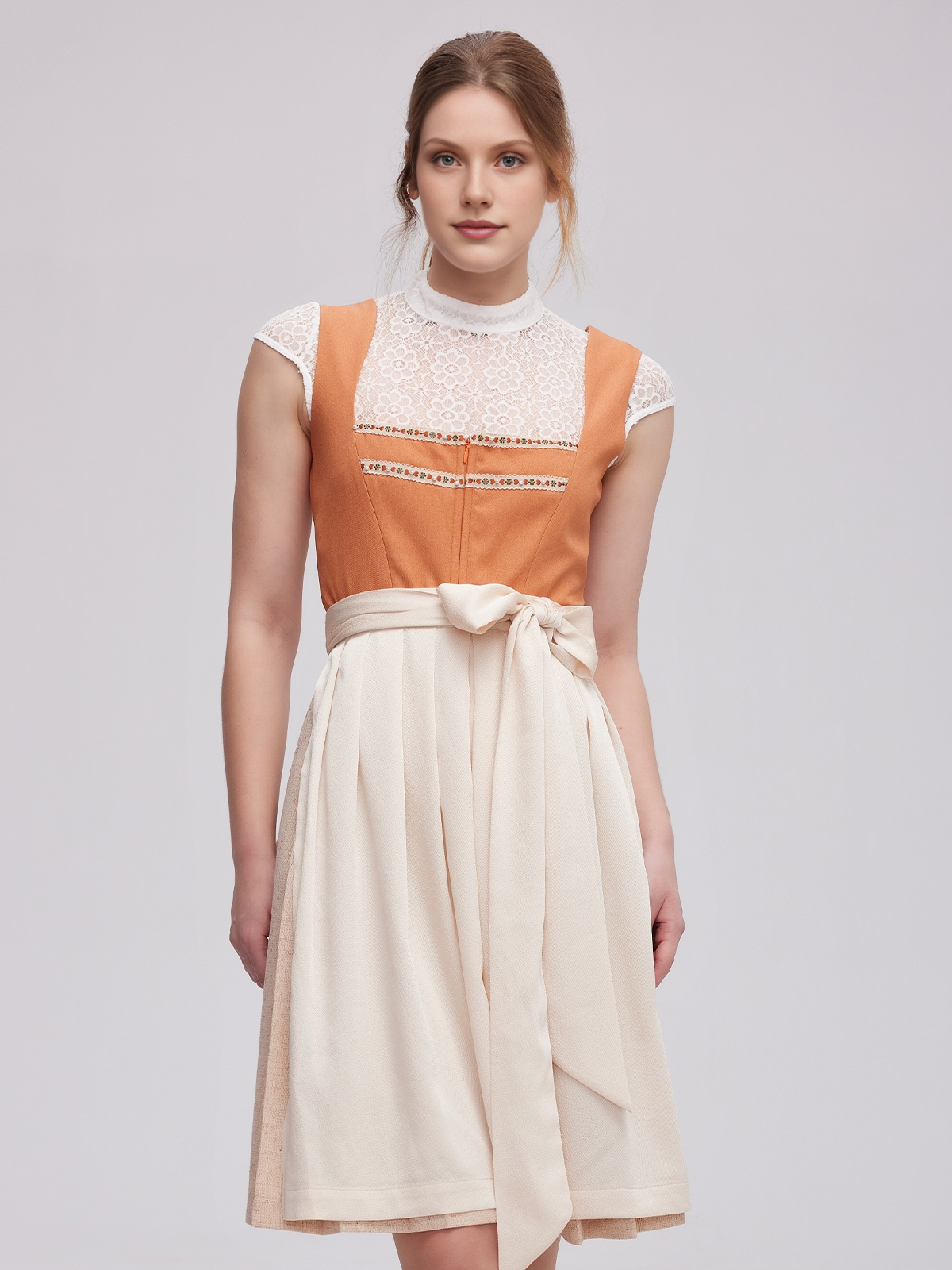 Ein elegantes blaues Samt-Dirndl mit floralen Details