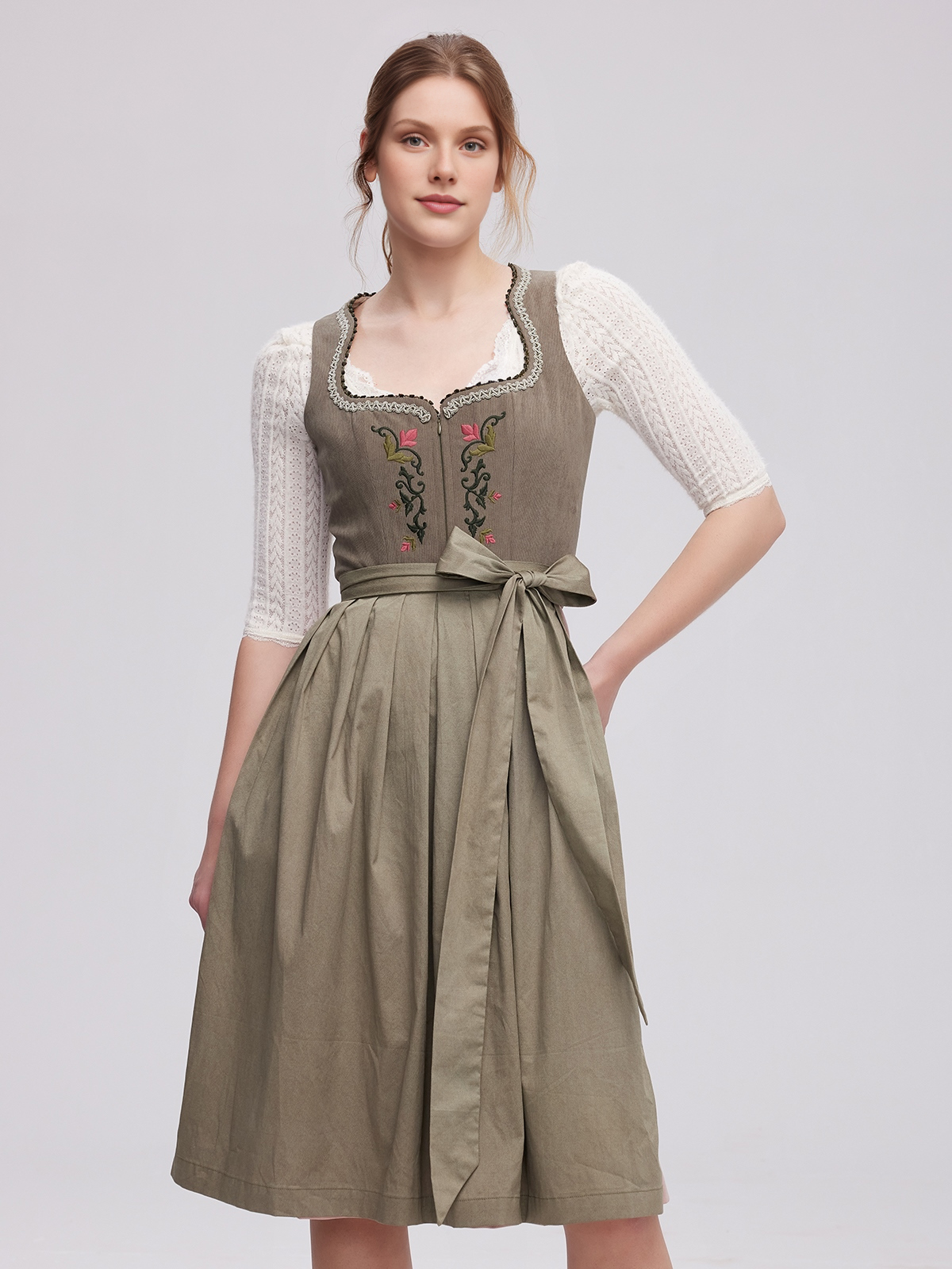 Dirndl in Rot und Schwarz
