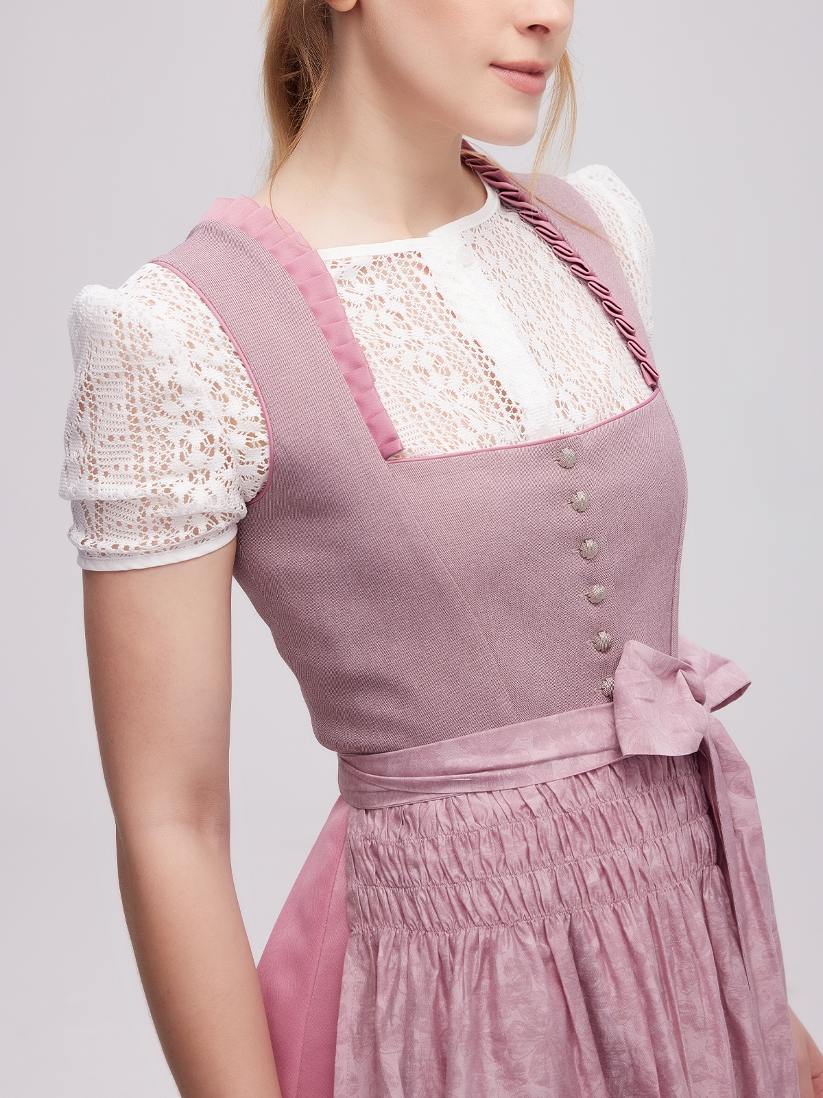 Modernes lila Dirndl von Ehreer – perfekt für festliche Anlässe