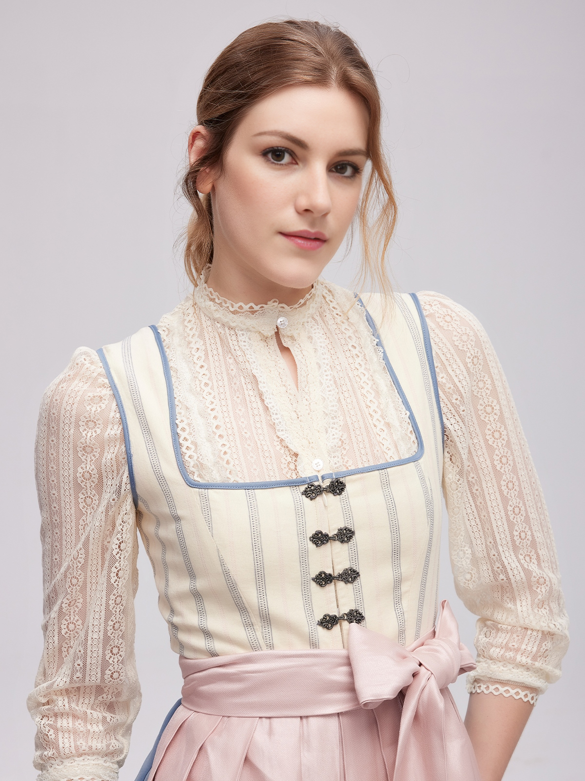 Dunkelrotes Dirndl mit eleganter Bluse