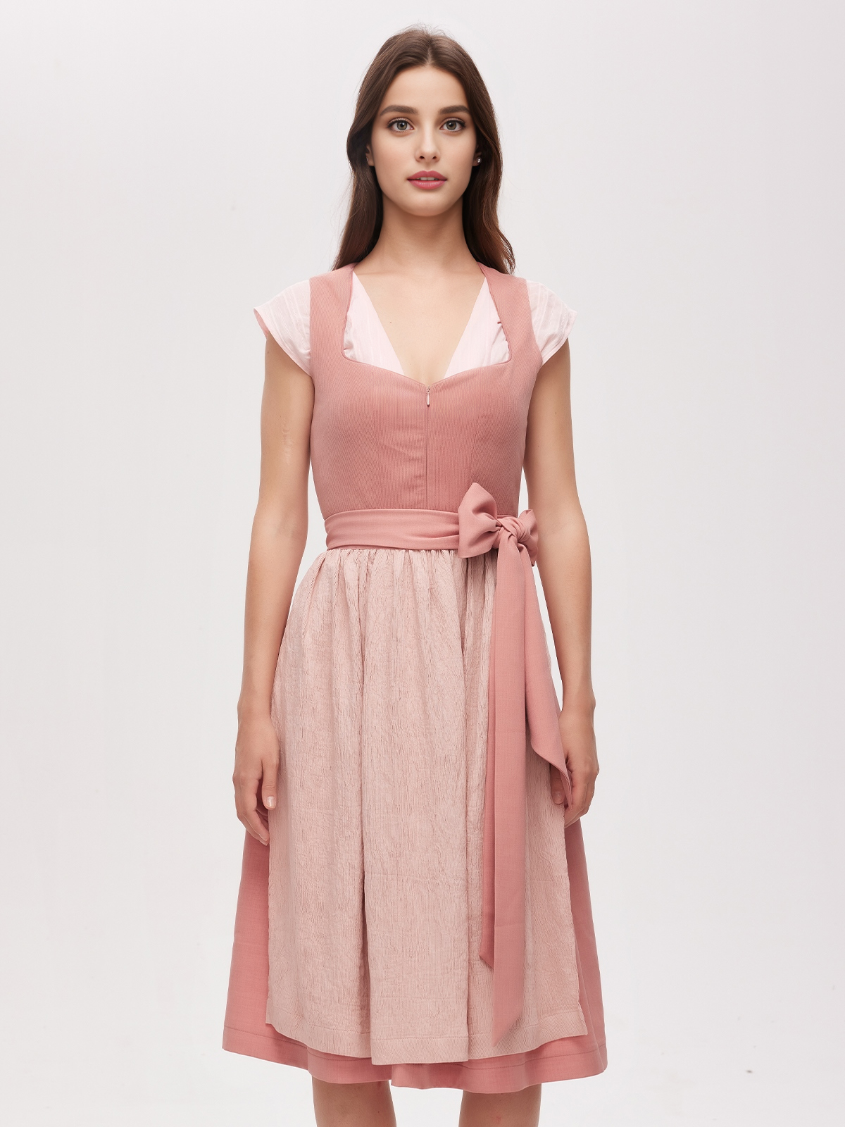 Dirndlbluse langarm weiß in rosa Umgebung