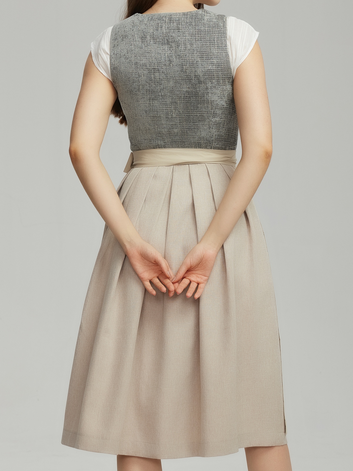 Reduziertes Dirndl in Grün
