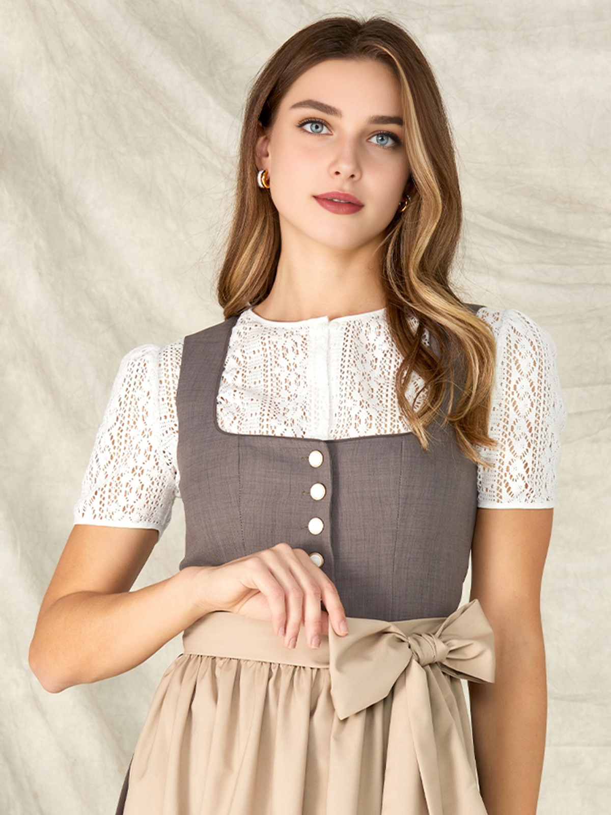 Modernes schwarzes Dirndl mit graziler Silhouette