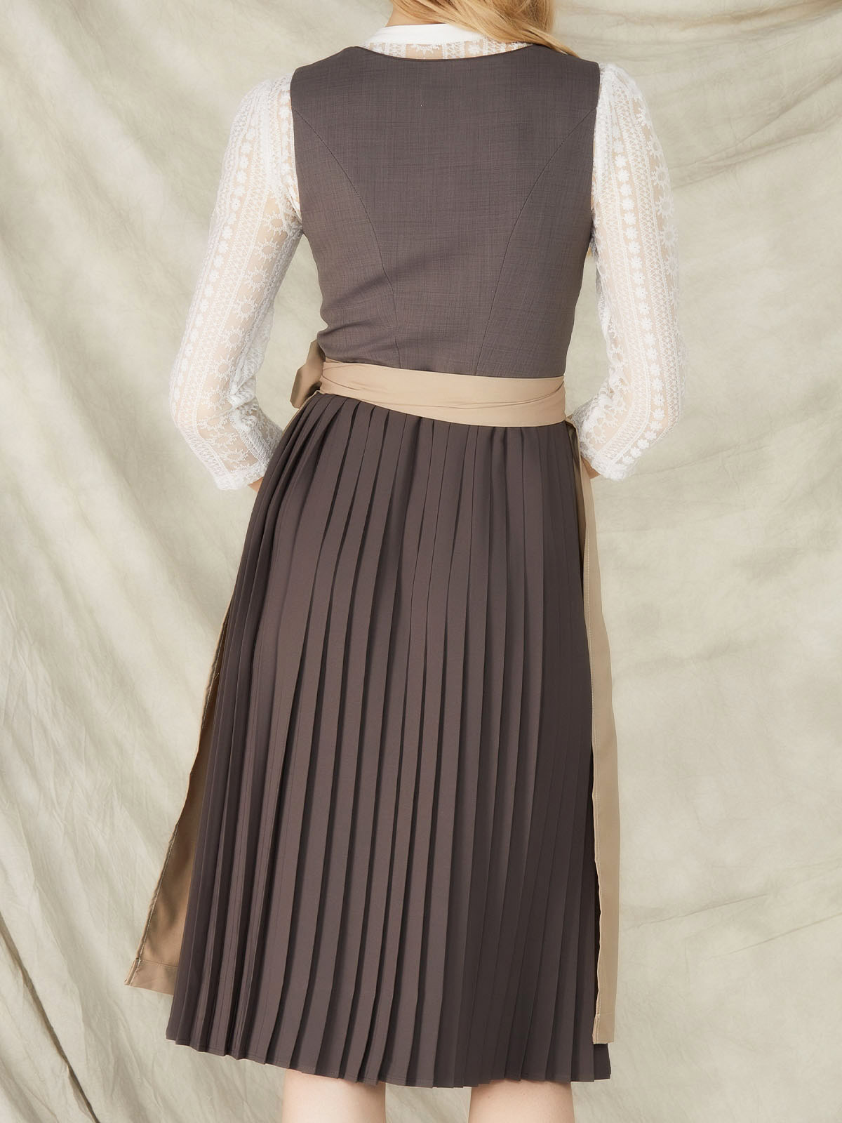 Modernes graues Dirndl mit floralen Details