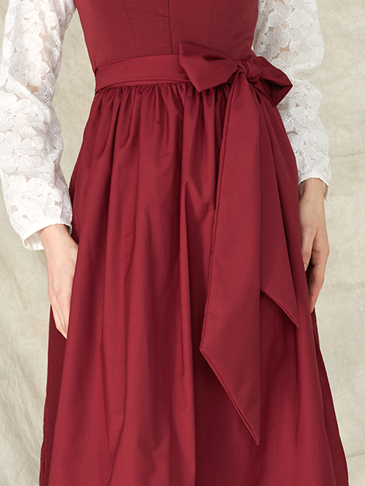 Modernes Dirndl in Rot mit schlanker Silhouette