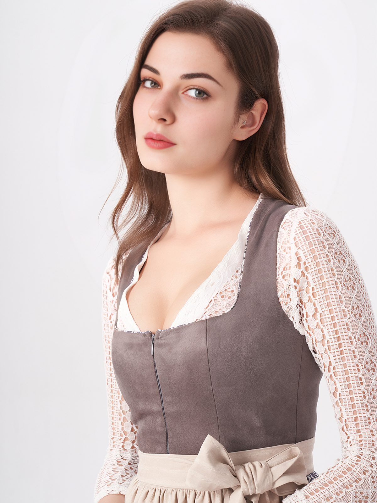 Modernes Dirndl in Grau – eleganter Schnitt für den urbanen Style
