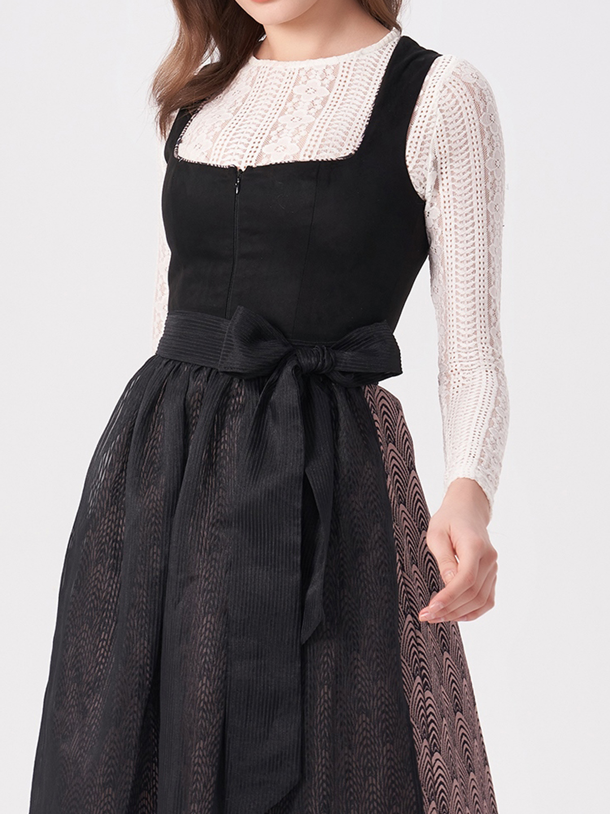 Modernes Dirndl midi rot in Schwarz mit femininem Schnitt