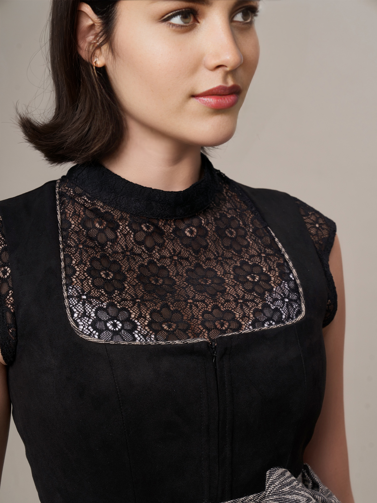 Modernes schwarzes Dirndl mit kurzem Rock
