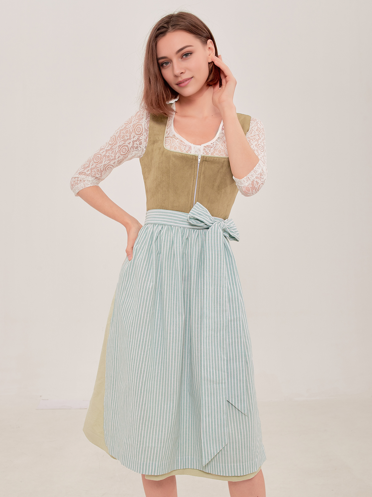 Ein grünes Dirndl mit weißem Stehkragenhemd – perfekt für festliche Anlässe
