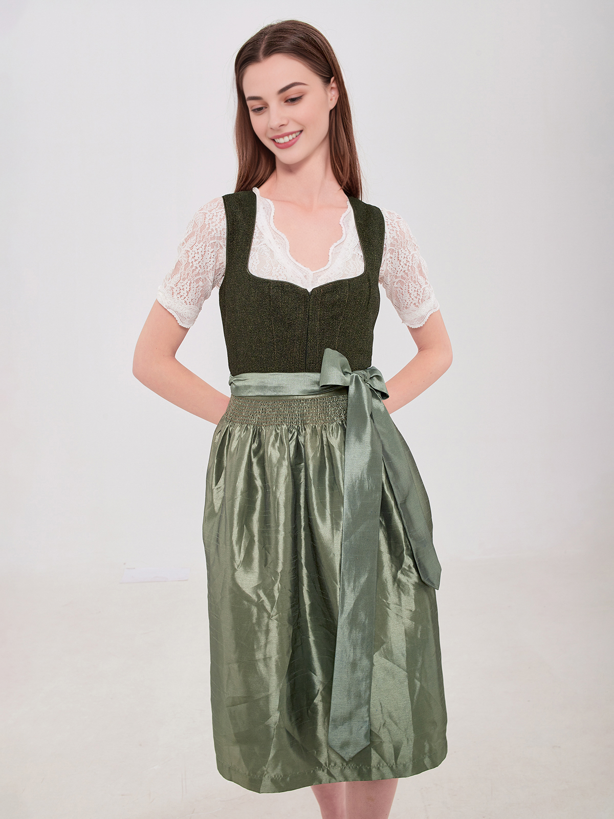 Modernes Dirndl mit Ausschnitt in Grün
