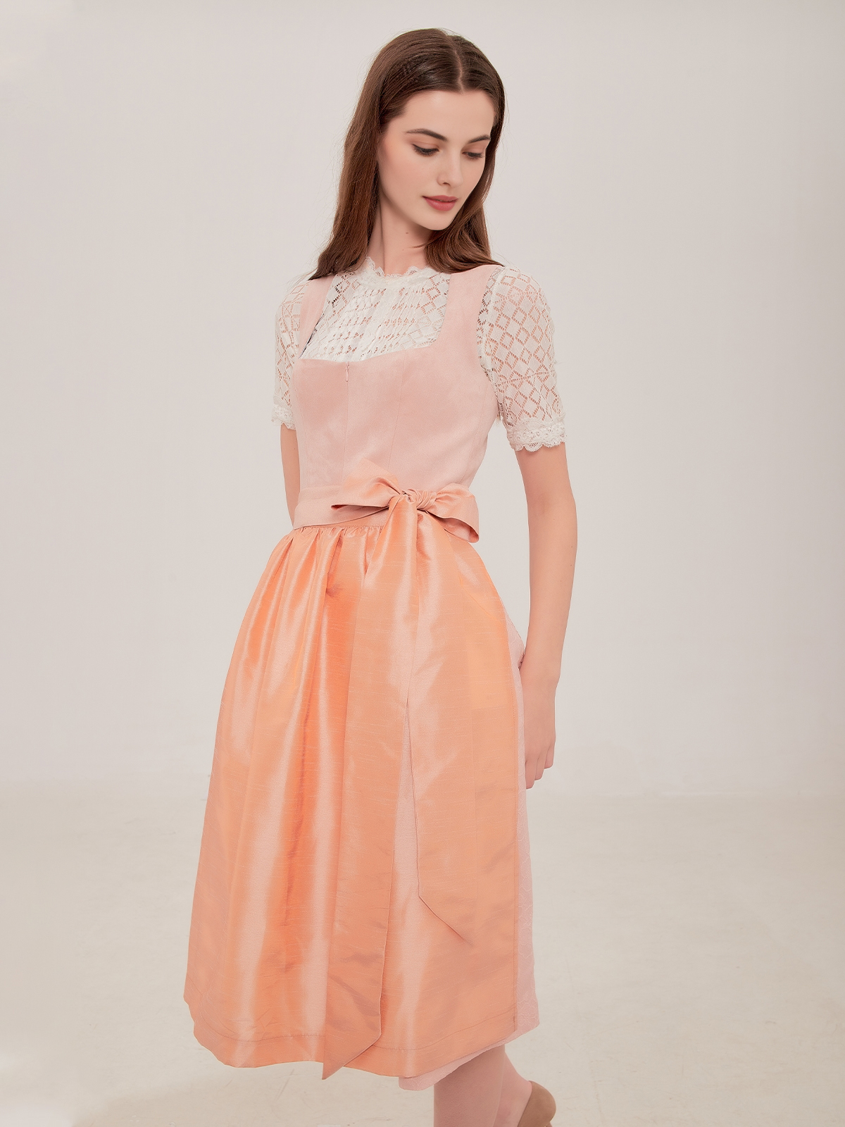 Modernes Dirndl in Rosa