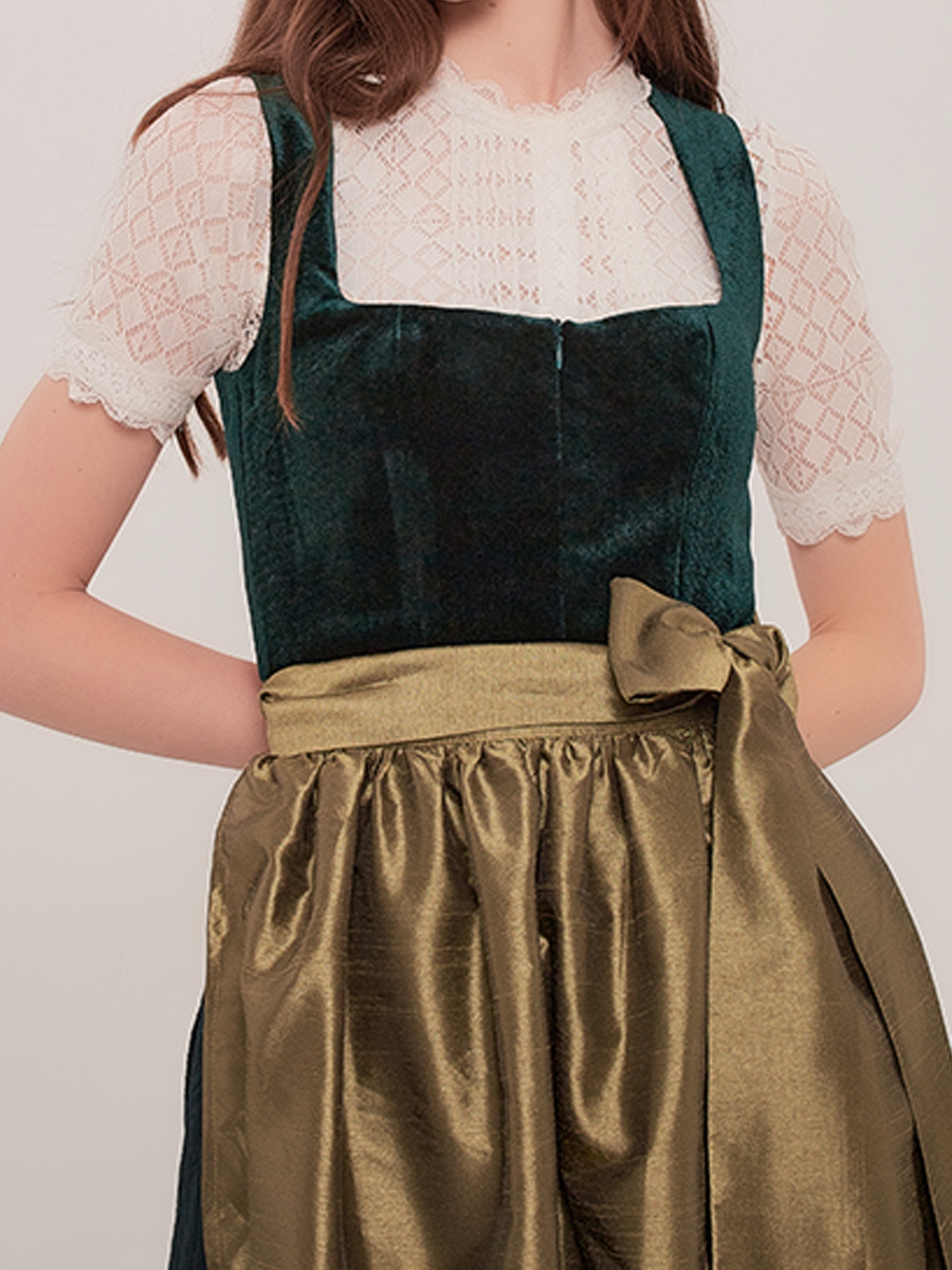 Modernes Dirndl in Grün mit schlanker Silhouette
